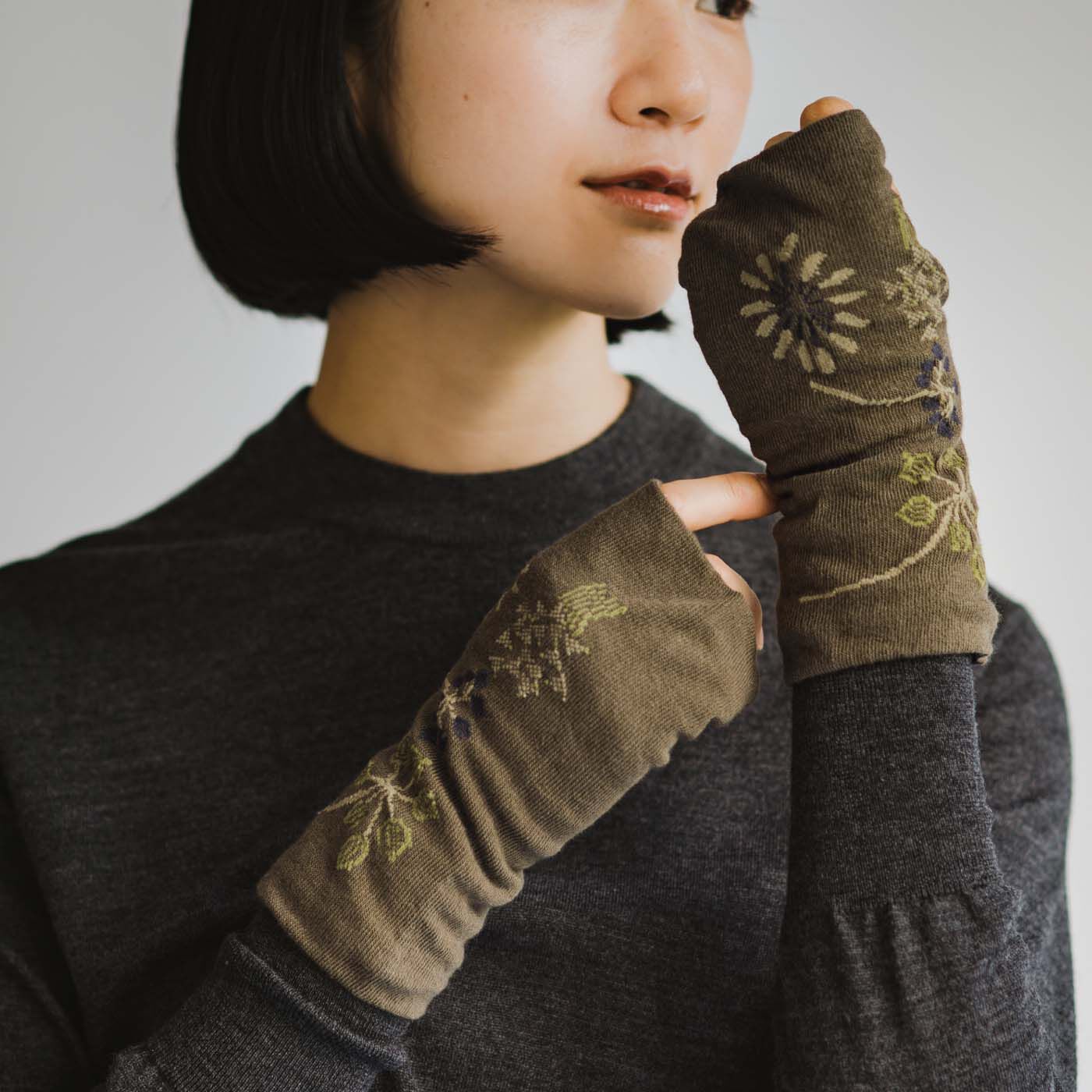 el:ment［エルメント］|el:ment×山本祐布子　あたためハーブ柄をまとう肌側滑らかシルクが心地よい 二重編みハンドウォーマーの会