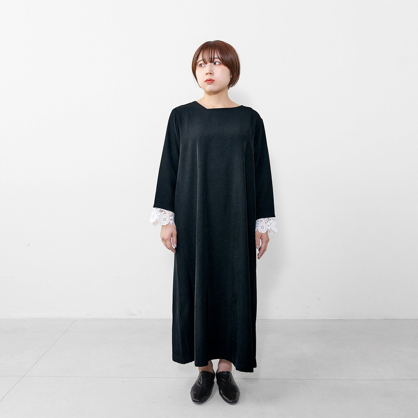 el:ment|el：ment　袖口のアンティーク調レースが揺れる　洗練ブラックロングワンピース|身長155cm、Mサイズ着用
