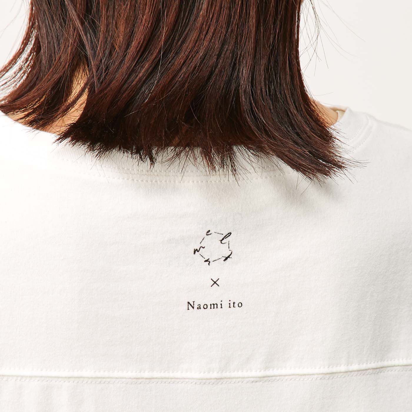 el:ment|Live love cottonプロジェクト　el:ment×Naomi Ito　平和を願う美しい彩り のびやかオーガニックコットン スリット入りロングTシャツの会|背面にはロゴプリント入り。背中の切り替えもポイント。