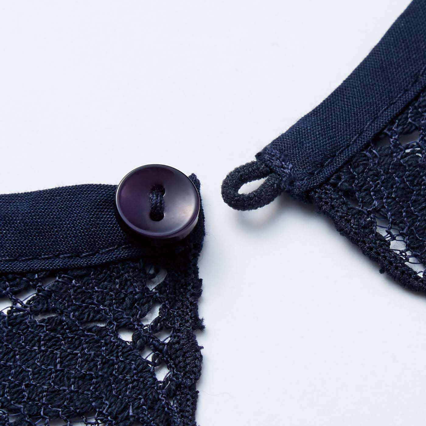 el:ment［エルメント］|el:ment　手持ちの服を愛せる オーガニックコットン遣いのレース付け衿の会|フロントボタン仕様。ボタンは内側にあるので、すっきり見えます。