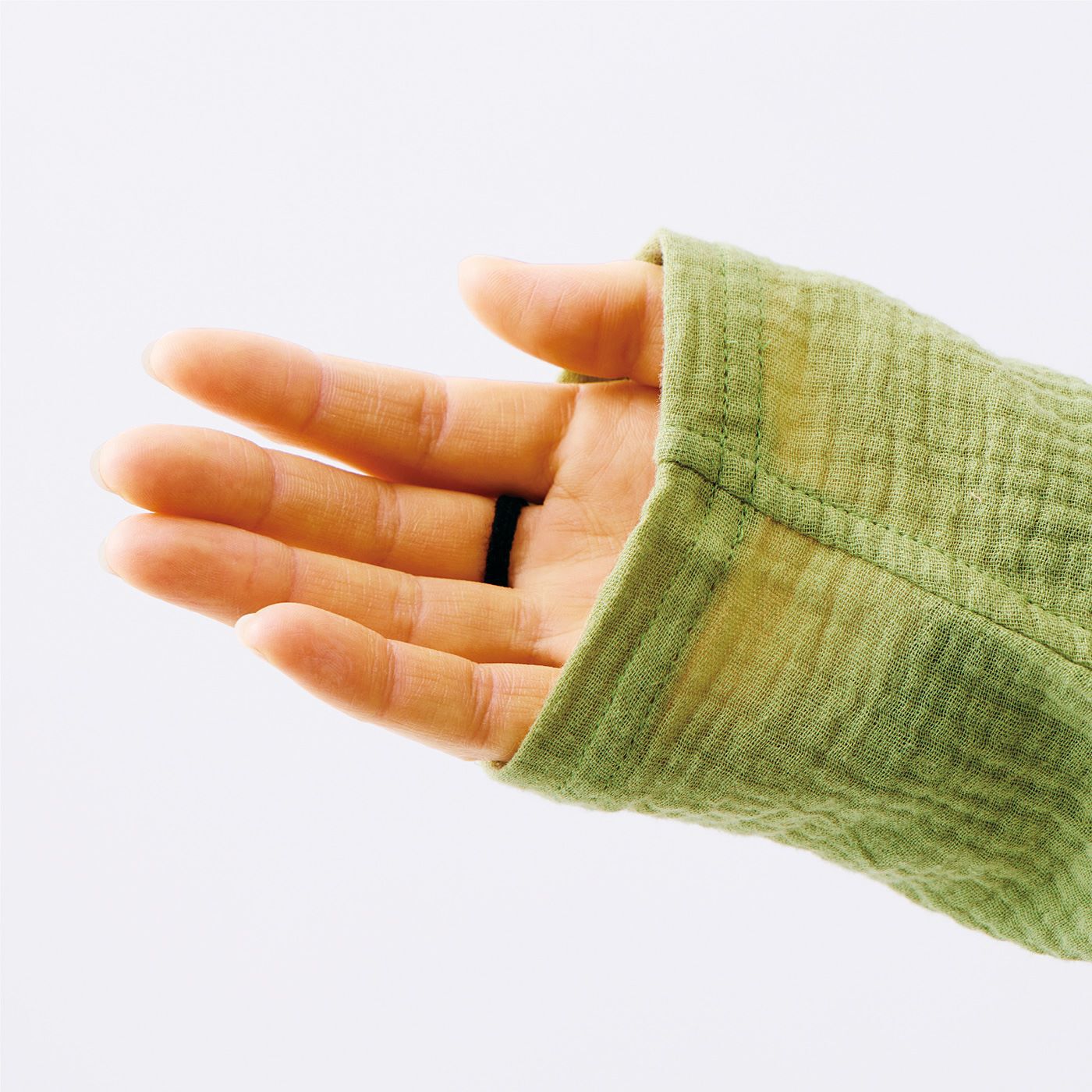 el:ment|el:ment　コットン１００％ダブルガーゼ　首もとまで包み込む　日本の伝統色を愉（たの）しむ　ボレロカーディガン〈UV対策〉の会|袖口のゴムループに指を通しても便利。