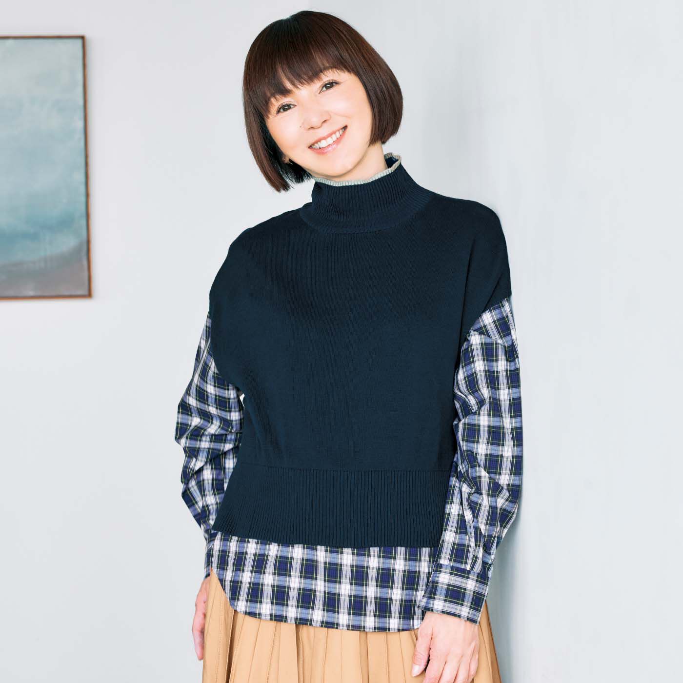 el:ment［エルメント］|大人の女史会×el:ment　首もとシルクたっぷり 好印象カラーのハイネックニットベストの会|薄手で着ぶくれしないので、インにもアウトにも着られて着こなしの幅が広がります。