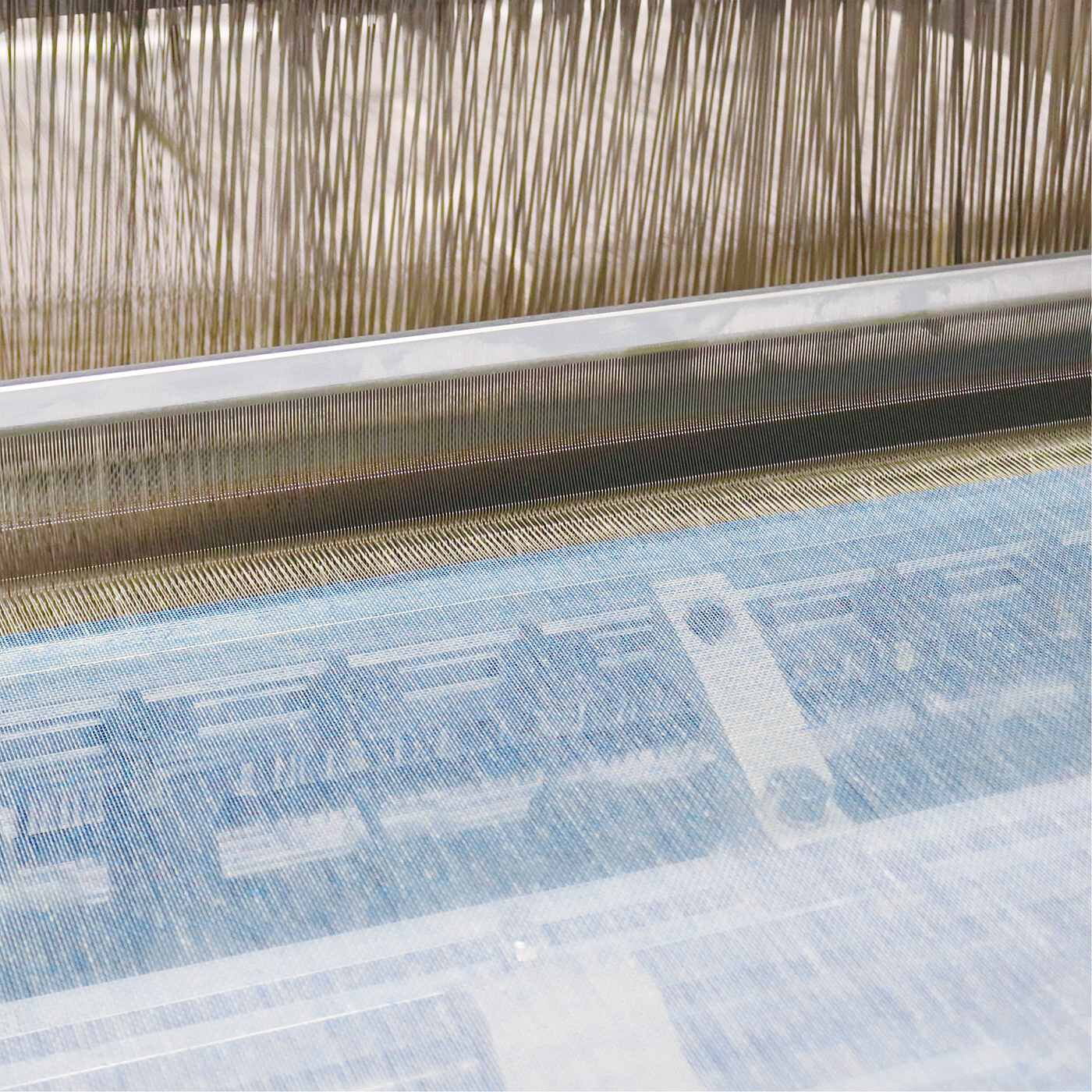 el:ment|el:ment　奈良の笹田織物さんが織り上げる　軽やかでやわらかな着け心地　コットン１００％大判かや織りストールの会|100年以上かや織りの製造を続けている笹田織物株式会社さんに織っていただきました。その名のごとく古くから蚊帳に使われてきたかや織りは、目の粗い平織りゆえの通気性のよさが特徴です。