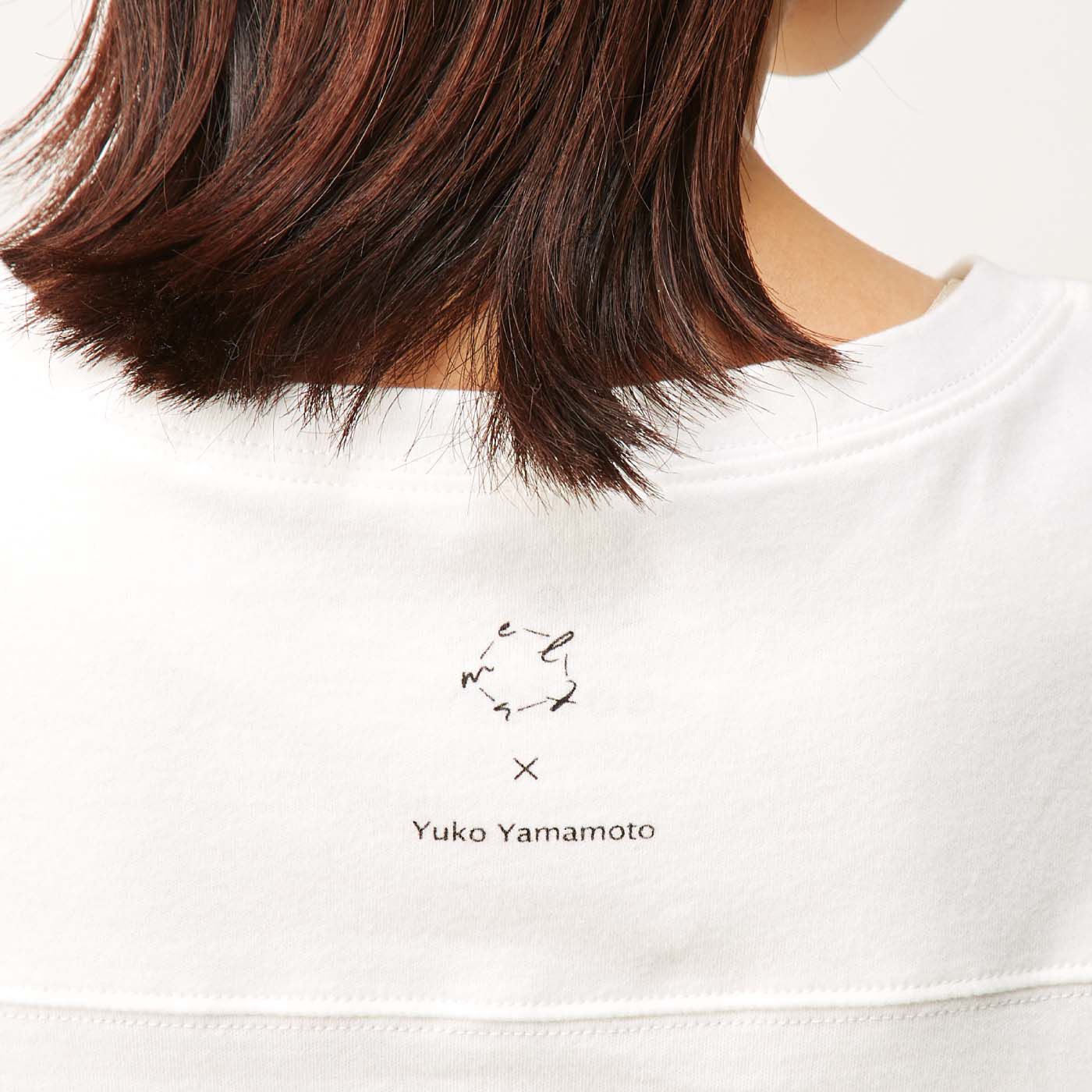 el:ment|Live love cottonプロジェクト　el:ment×Yuko Yamamoto　平和を願う草花ブーケ しなやかオーガニックコットン スリット入りロングTシャツの会|背面にはロゴプリント入り。背中の切り替えもポイント。