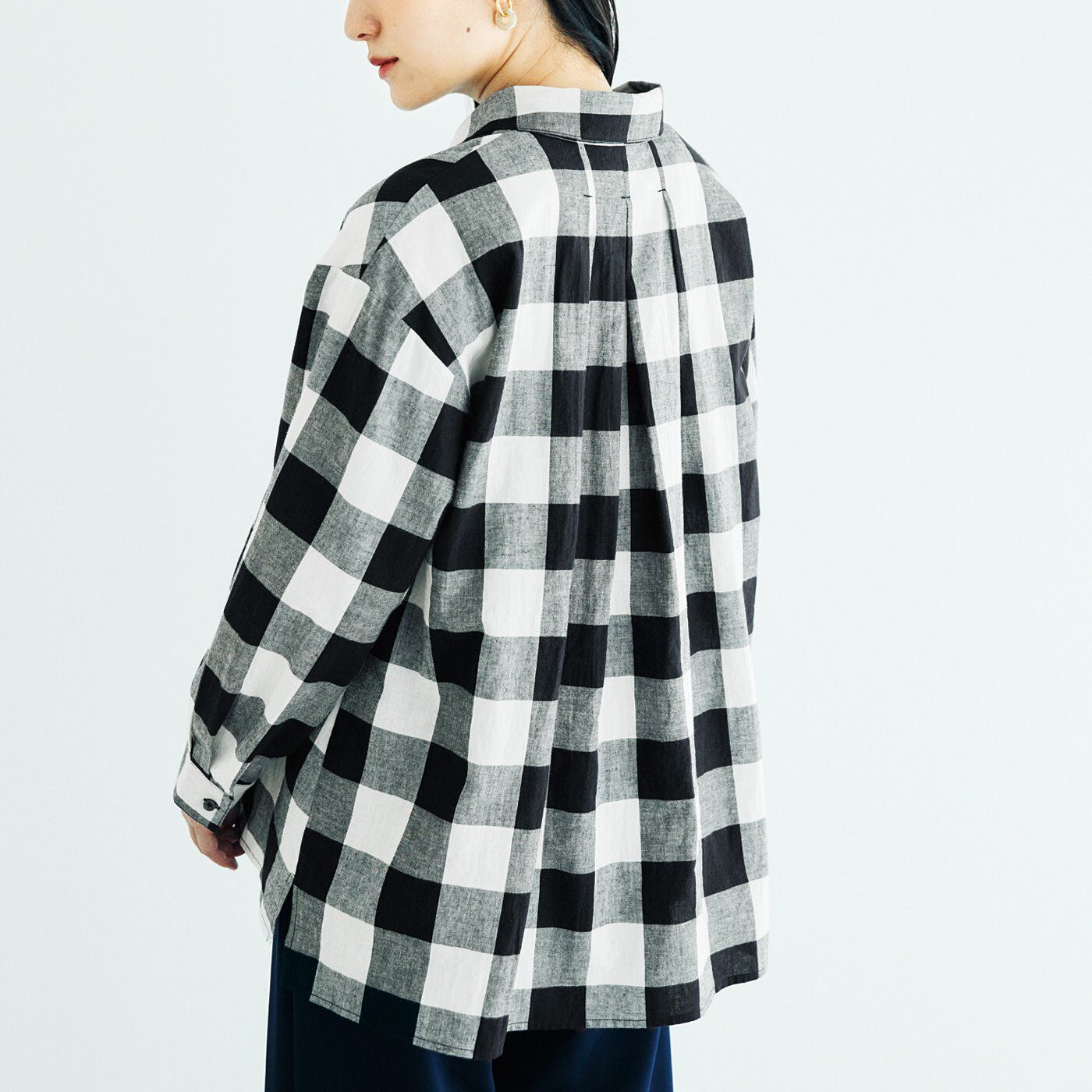 el:ment［エルメント］|el：ment　播州織の風合いを愉（たの）しむ　ギンガムチェックのバックタック入りAライン羽織（はお）りシャツ|こっそり入った背中のタックで後ろ姿もぬかりなく。
