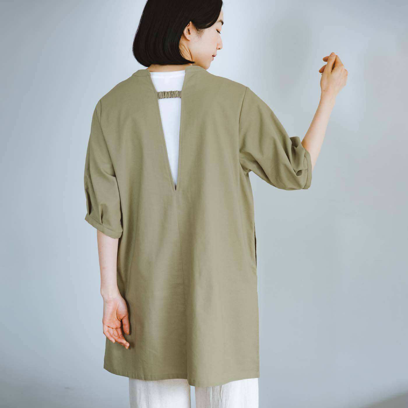 el:ment［エルメント］|【6月分以降お届け】el:ment　伝統をまとう ピンタック入りですっきり見え 綿麻混モダン割烹着チュニックの会|背中は深めのV字デザイン。