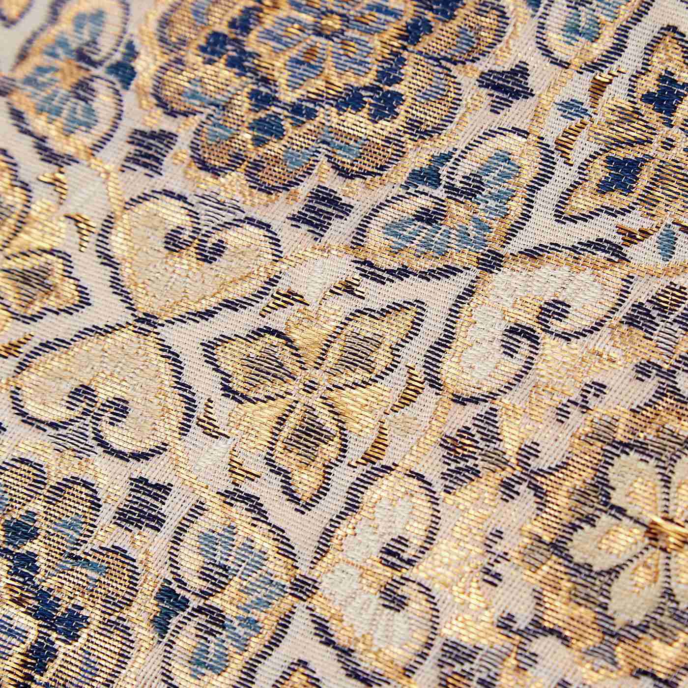 el:ment|el:ment　京都の織屋さんで仕立てた 優雅なシルク糸遣いの京織（R）クラッチ長財布〈六角花柄〉|クラシックな織柄に金箔（ぱく）糸の上品な輝き。