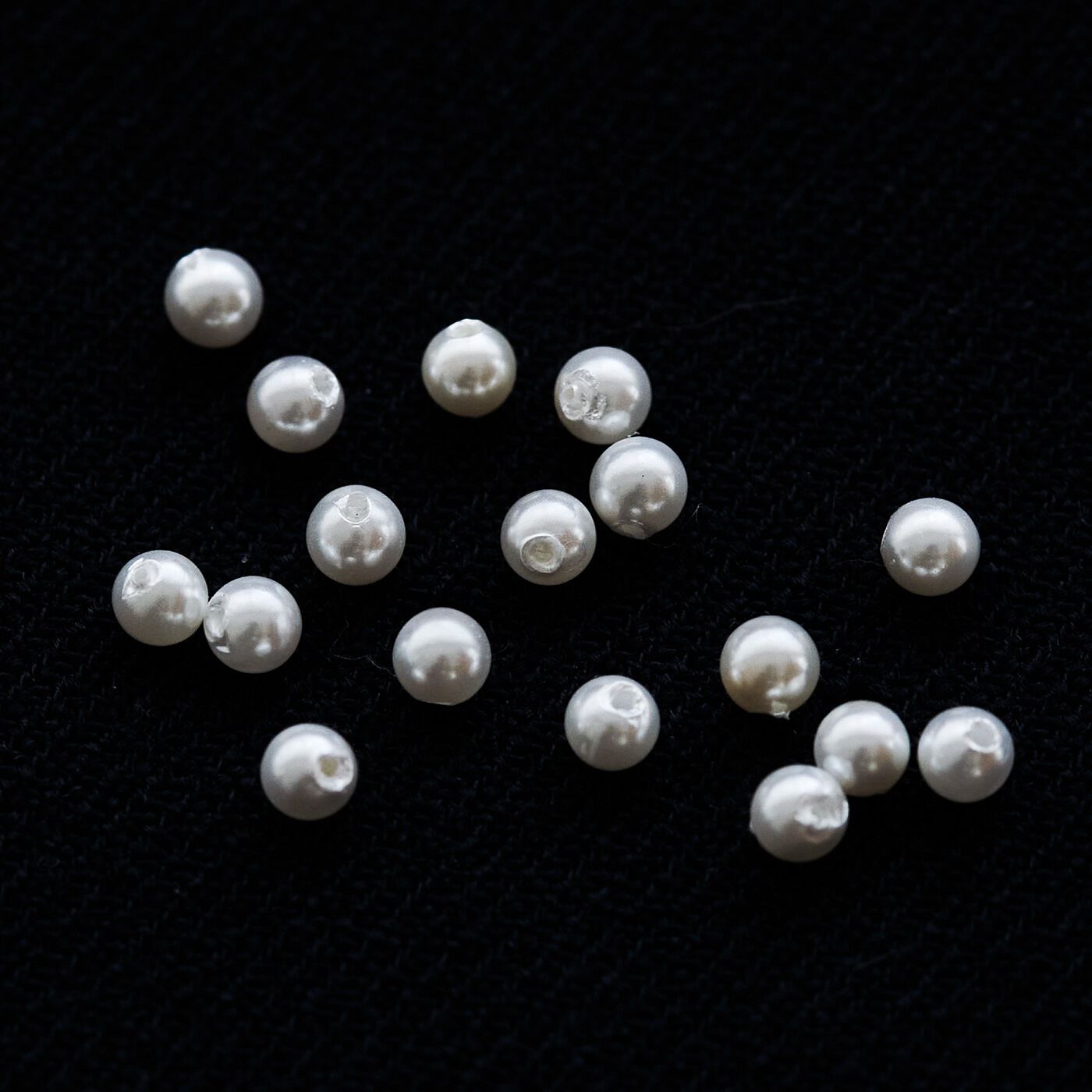 el:ment|el:ment　職人こだわりの手仕事　プティ貝パール14金ゴールドフィルドイヤカフ〈片耳用〉の会|直径約2.5mmの貝パールを使用。貝パールとは、真珠の母貝である淡水貝を丸く削り出し、パール塗料で仕上げた人工真珠です。