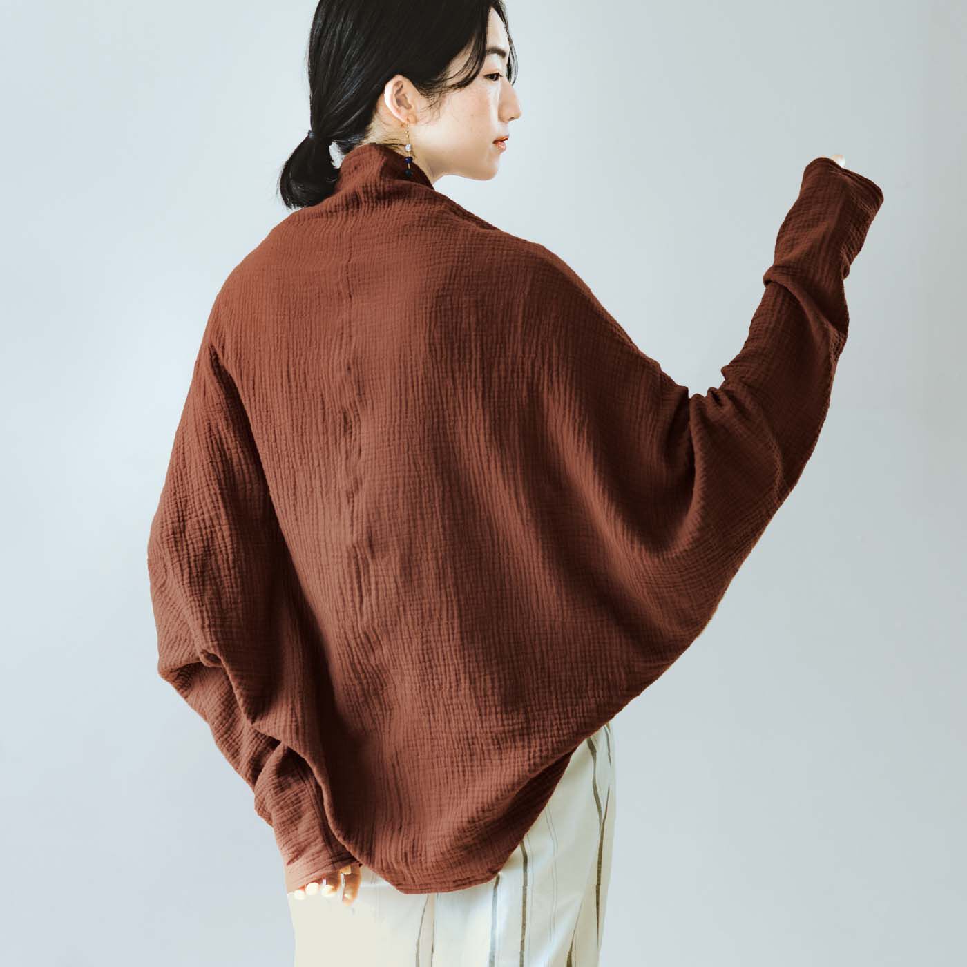 el:ment|【6月分以降お届け】el:ment　コットン100％ダブルガーゼ ずれ落ちにくいひも付き軽やかボレロカーディガン〈ＵＶ対策〉の会|首と手の甲は、長めの丈でカバー。