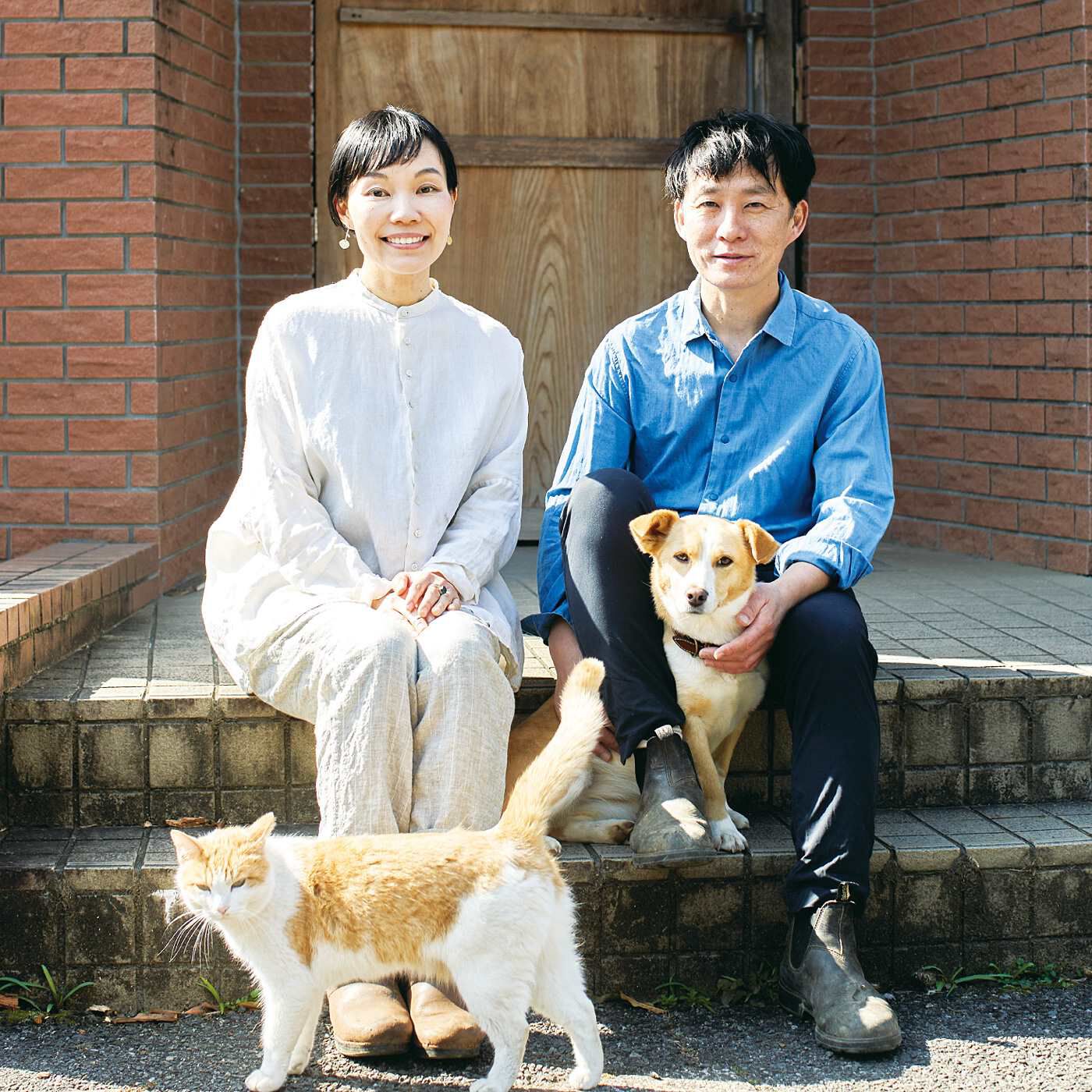 el:ment［エルメント］|el:ment×山本祐布子　お花のブーケが舞い落ちる 熟練の傘職人さんが作る晴雨兼用傘〈ストーンネイビー〉|今回の撮影場所は千葉・房総半島にある、山本 祐布子さん・江口 宏志さんご夫妻が運営されるmitosaya薬草園蒸留所。自社で栽培する果樹や薬草・ハーブ、全国の信頼できる豊かな恵みを材料に、発酵や蒸留の技術を使ったものづくりをされています。「ここでの役割が大きくなってきた今、絵を描く時間をますます大切に思うようになりました」と山本さん。「庭仕事でふれあう季節折々の植物や、何気なく目にする光景、色合いなどからも、きっと影響を受けていますね」。愛犬をやさしく撫（な）でながら話される横顔が、とても印象的でした。