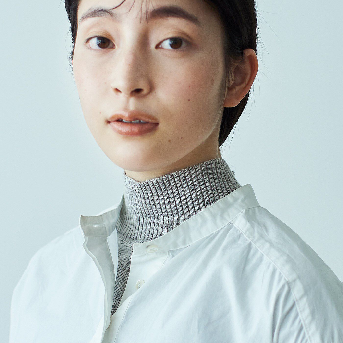 el:ment［エルメント］|el:ment　首もとコットンシルクで編み立てた 羽衣みたいな重ね着ハイネックニットベストの会|薄手なので、ワンピースやシャツのインナーとして重ねてもスマートに。