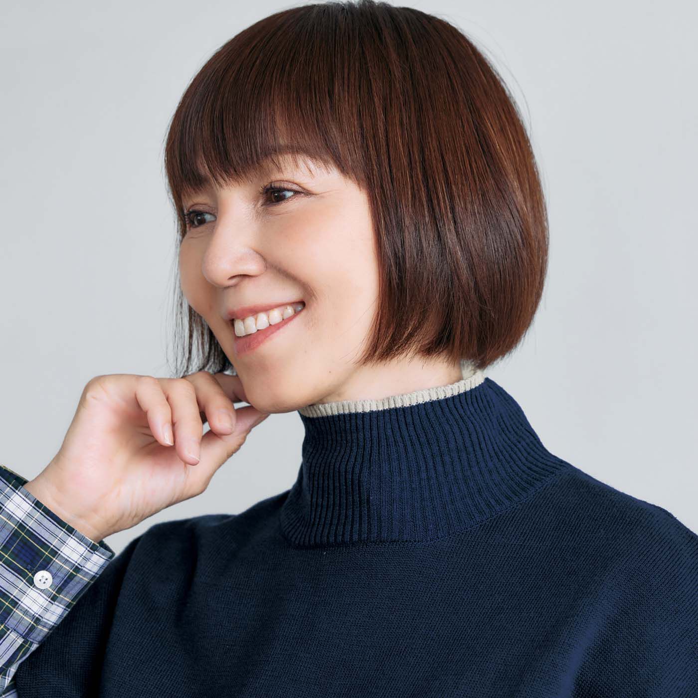 el:ment［エルメント］|大人の女史会×el:ment　首もとシルクたっぷり 好印象カラーのハイネックニットベストの会|冷えやすい首もとをしっかりとあたためてくれる、長めのハイネックで顔まわりもすっきり。