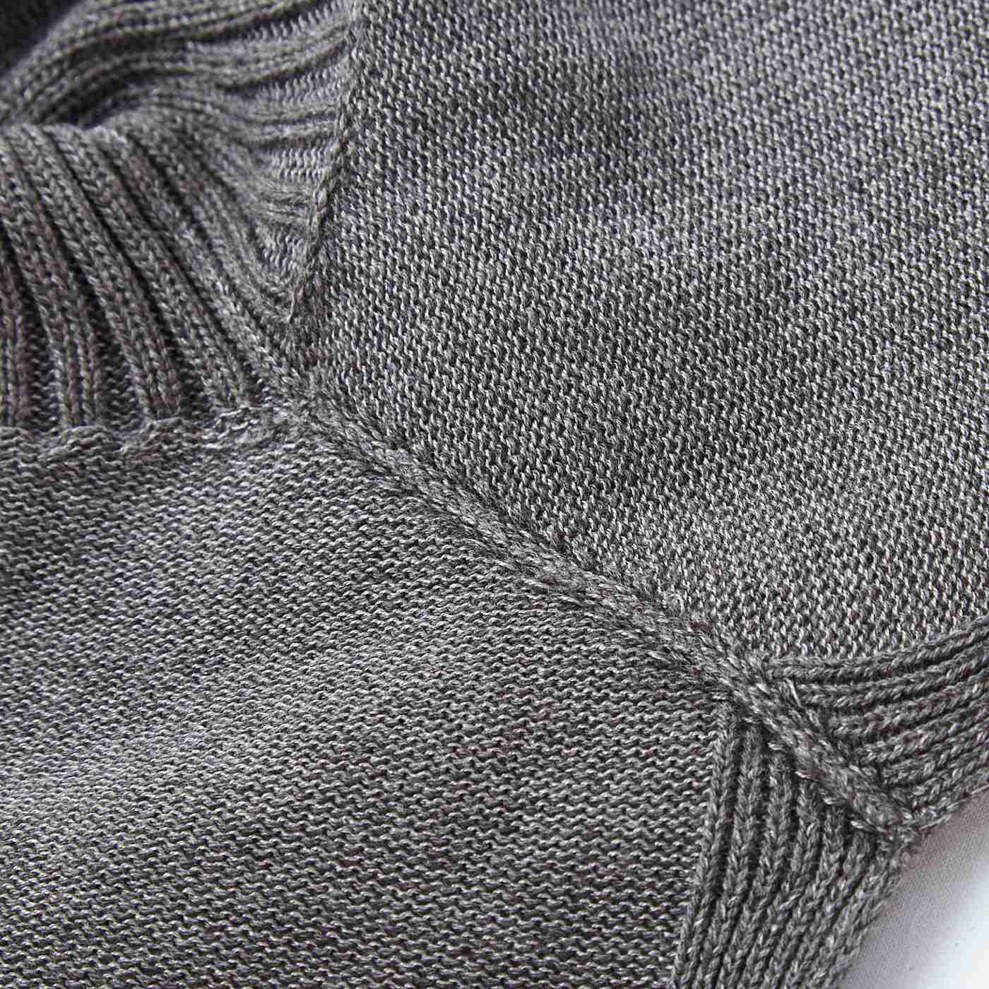 el:ment|el:ment　ホールガーメント（R）で着心地滑らか　コットンシルクのスリット付けタートルネックの会|ホールガーメント（R）だから、縫い目のない立体編みで、ごろつかずやさしい着心地。