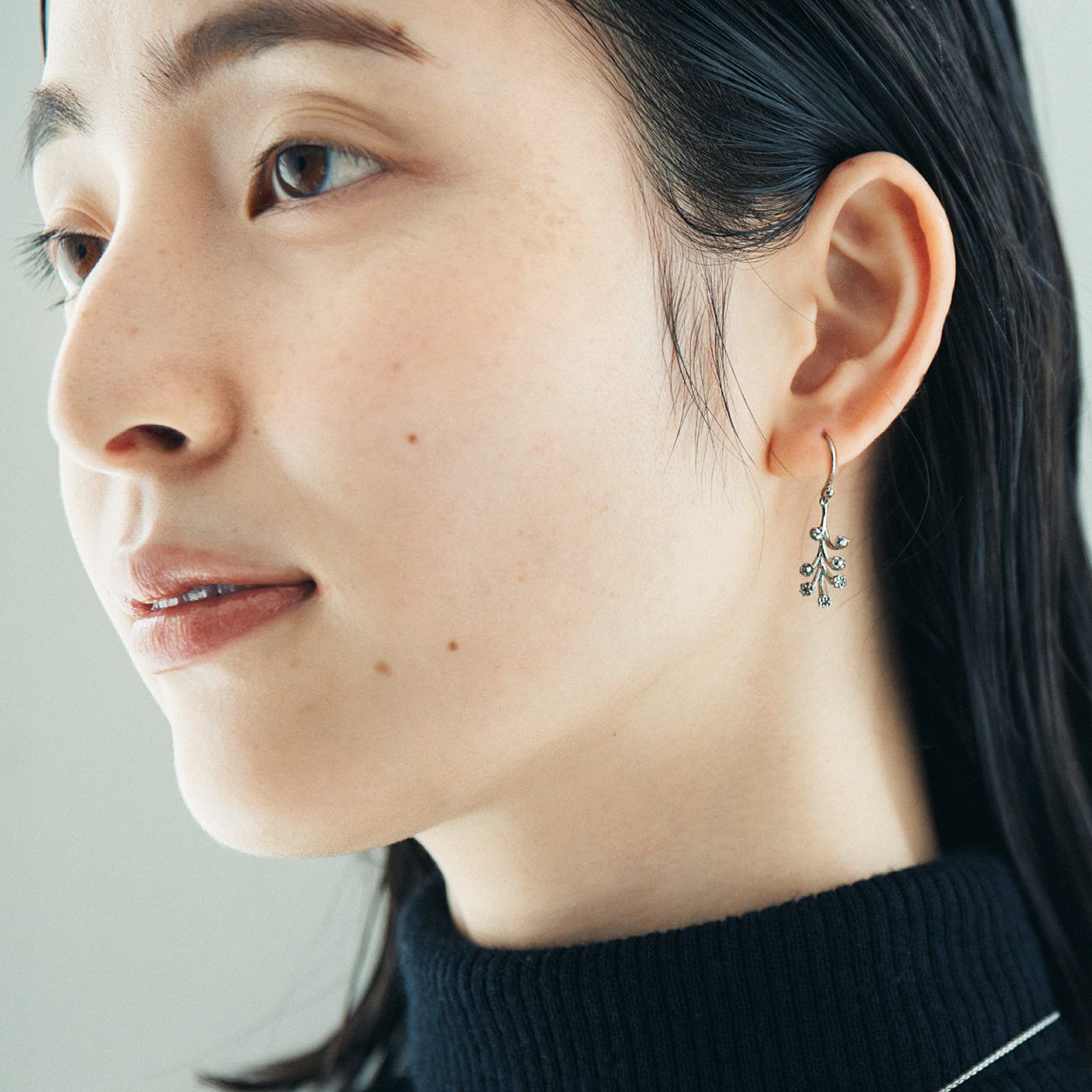 el:ment［エルメント］|el:ment　ジュエリー職人の手仕事　５粒のダイヤモンドが煌（きら）めく　しあわせ運ぶすずらんのシルバー９２５イヤアクセ