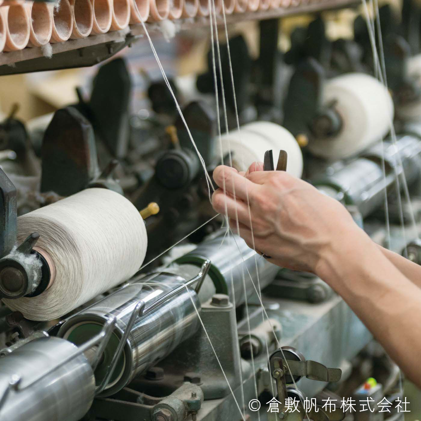 el:ment|el:ment　倉敷帆布と本革遣いトートリュック〈スズ〉|岡山県倉敷市周辺で明治時代以降に発展した帆布作り。高度な糸撚（よ）り技術により生み出されるしなやかで強い糸を、稀少なシャトル織機を使い、熟練の職人さんが手間と時間をかけて織り上げてゆきます。