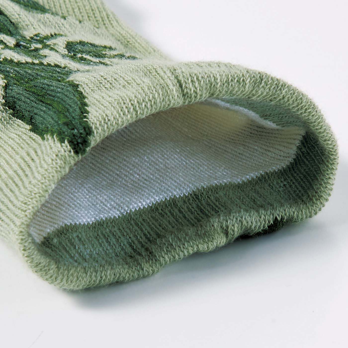 el:ment|el:ment×Yuko Yamamoto　植物モチーフがゆったり紡ぐ 肌側上質シルクが心地よい薄手二重編み靴下の会|ゆるっとしたはき口で、締め付け感を軽減。