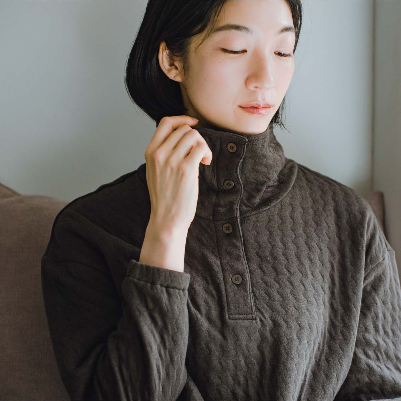el:ment|el:ment　おうちと眠りの時間を心地よく 肌側コットンでやわらかキルトタートルルームウェアセットの会|ボタンを閉じれば、スタンドカラーになるので首もとあたたか。