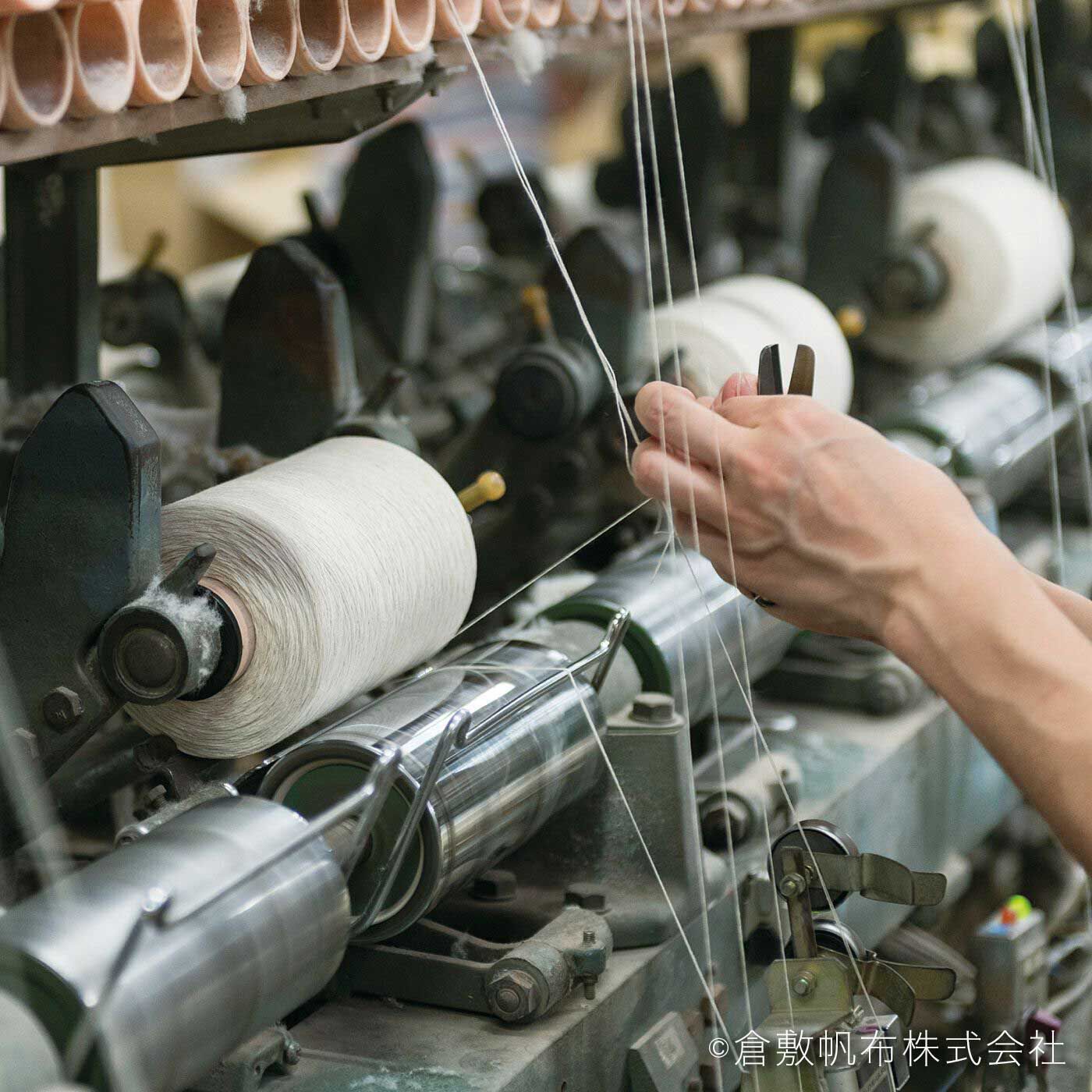 el:ment|el:ment　倉敷帆布と本革遣い　ショルダー遣いもできる　ワイド持ち手のワンハンドバッグ〈スズ〉|あらゆる工程において重要なのは、職人の技術と感覚。たとえば数本の原糸を1本の糸に合わせる工程で、糸の終わりを次の糸に手作業で継ぐ際、いかに継ぎ目を目立たなくするかが技の見せどころだそう。