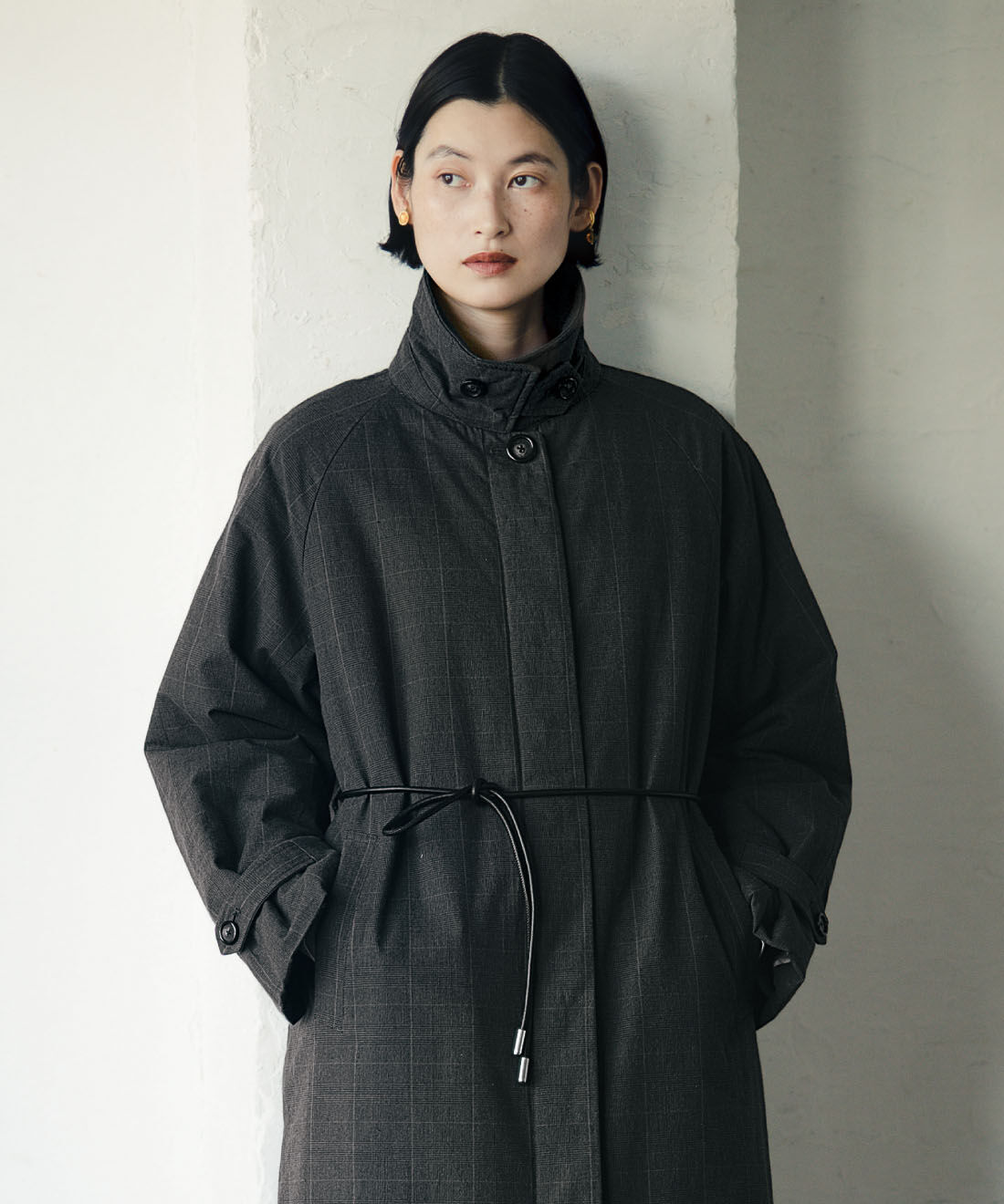 el:ment［エルメント］|el:ment×山本祐布子　内側ひらりハーブ揺らめく 中わた入りスタンドカラーコート|冷え込む日は衿を立てて、北風から首まわりをガード。ウエストのひもをゆるく結ぶと、上品なシルエットに。