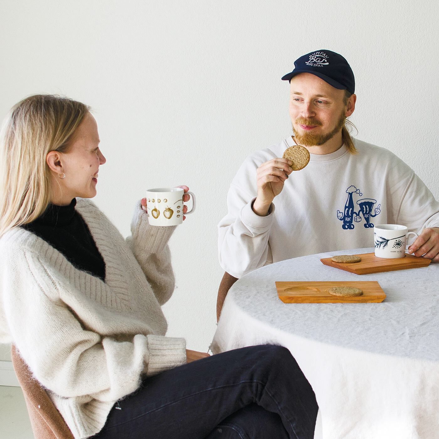 SAANA JA OLLI|サーナ ヤ オッリ　アートと共にカハヴィタウコなひとときを　マグカップと国産桜材のトレイセットの会