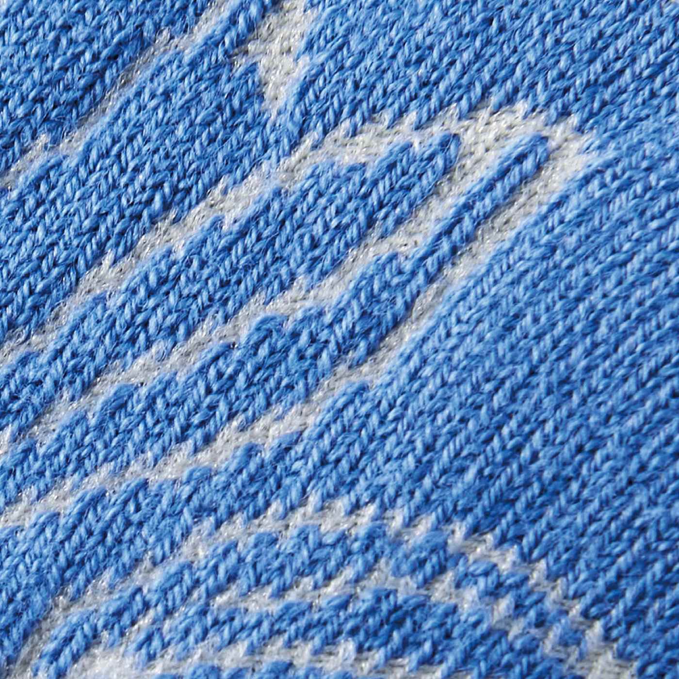 SAANA JA OLLI|サーナ ヤ オッリ　アートと編地の組み合わせを楽しむ　かかと肌側のみシルク遣いのコットン混靴下の会|透かし編み：奥行きを感じる透かし編み。