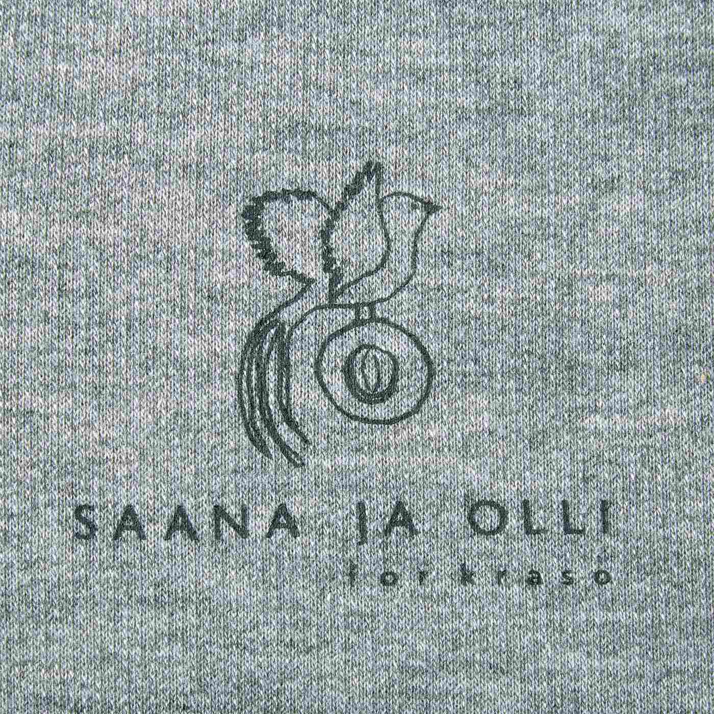 SAANA JA OLLI|サーナ ヤ オッリ　saunaのあとにも リラックスシルエットで風薫る メキシカンフーディ〈吸水速乾/UV対策〉の会|左すそにはそっと羽を休める鳥のイラストとロゴをプリント。