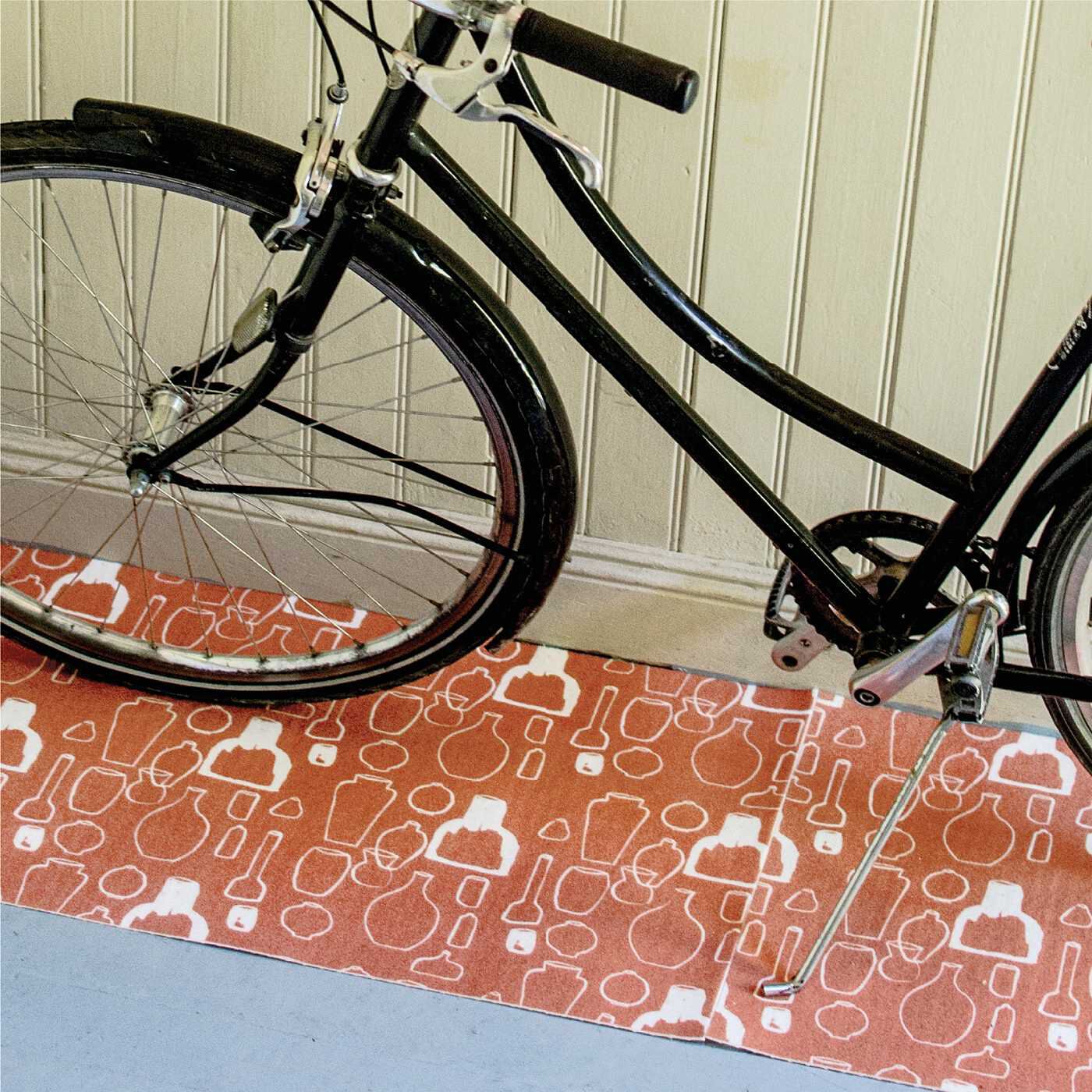 SAANA JA OLLI|サーナ ヤ オッリ　敷くだけでアートがいざなう　憧（あこが）れのフィンランドの暮らし　吸着でずれにくいフロアマットセットの会|室内保管している自転車の下に。