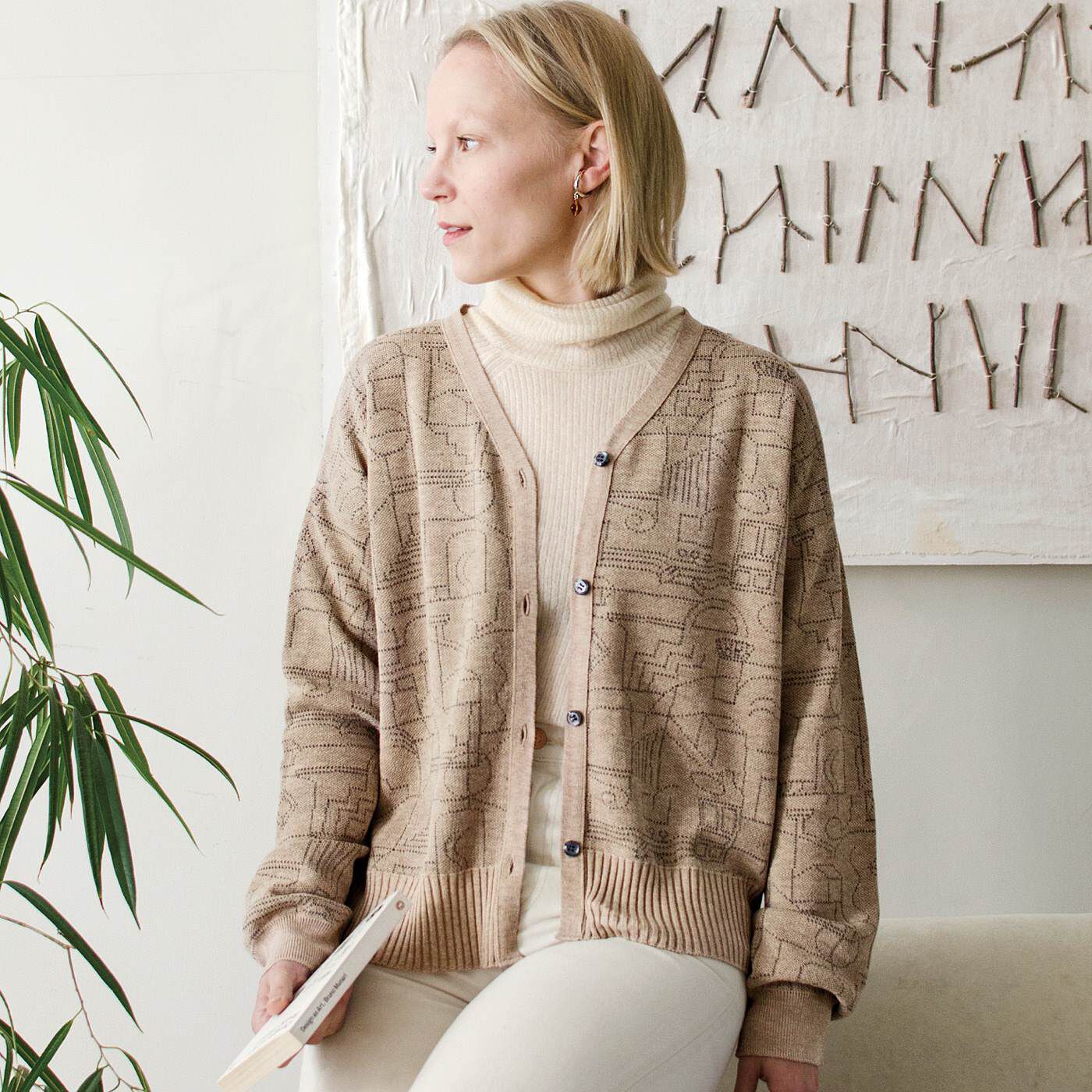 SAANA JA OLLI [サーナヤオッリ]|サーナ ヤ オッリ　定番のVネックにアートをひとさじ　ロングシーズン活躍する　ニットカーディガンの会