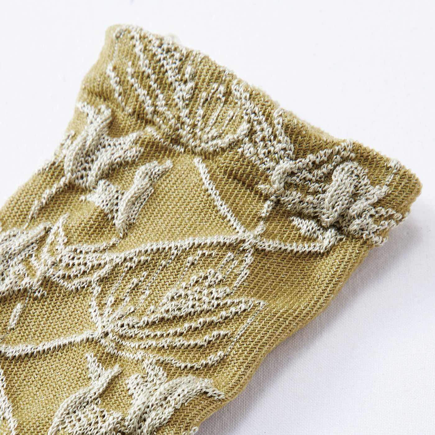 SAANA JA OLLI|サーナ ヤ オッリ　フロート編みで裏渡りが少ない 肌当たり滑らか 肌側シルク混ソックスの会|柄部分が立体的に見える編み立て。
