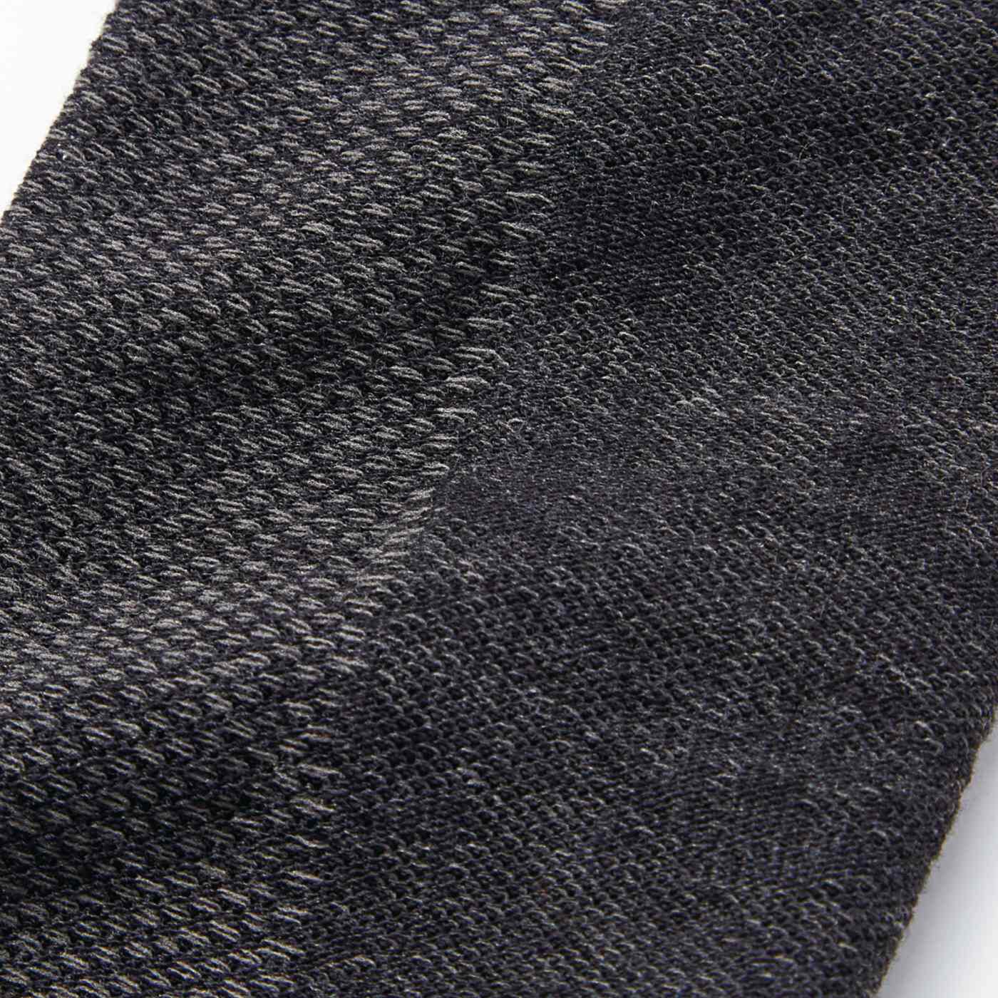 SAANA JA OLLI|サーナ ヤ オッリ　ふんわり空気を含んだメッシュ編みが涼やか 肌側オーガニックコットンのゆるフィットアームカバー〈日よけ対策〉の会|柄の裏側は糸の裏渡りが少なく、縫製もないのですっきりとした着け心地。