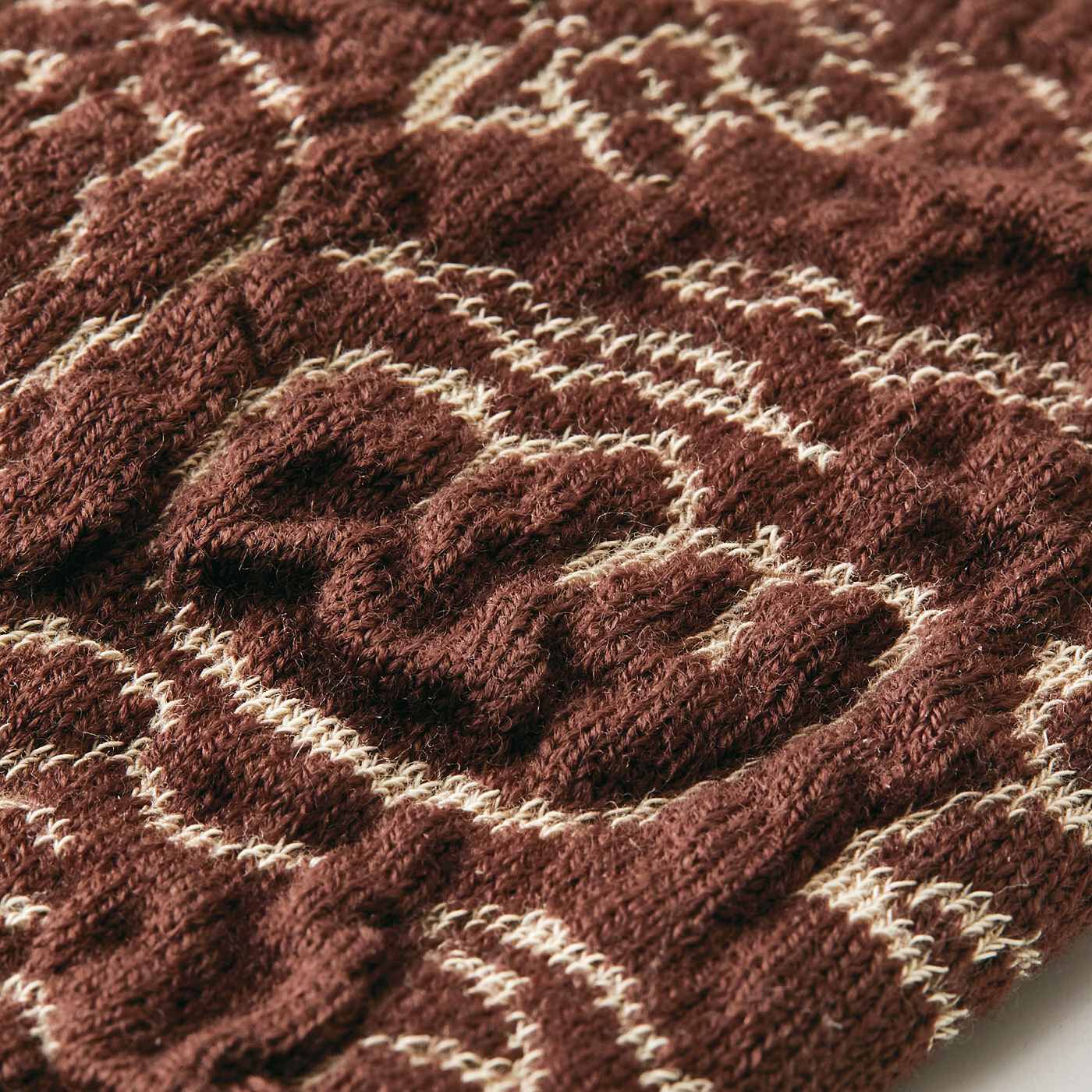 SAANA JA OLLI|サーナ ヤ オッリ　膨れ編みが空気を含んであたたかい　セーター屋さんで編み立てた肌側オーガニックコットン混のレッグカバーの会|セーター用の横編み機を使っているので厚手の生地感であたたか。