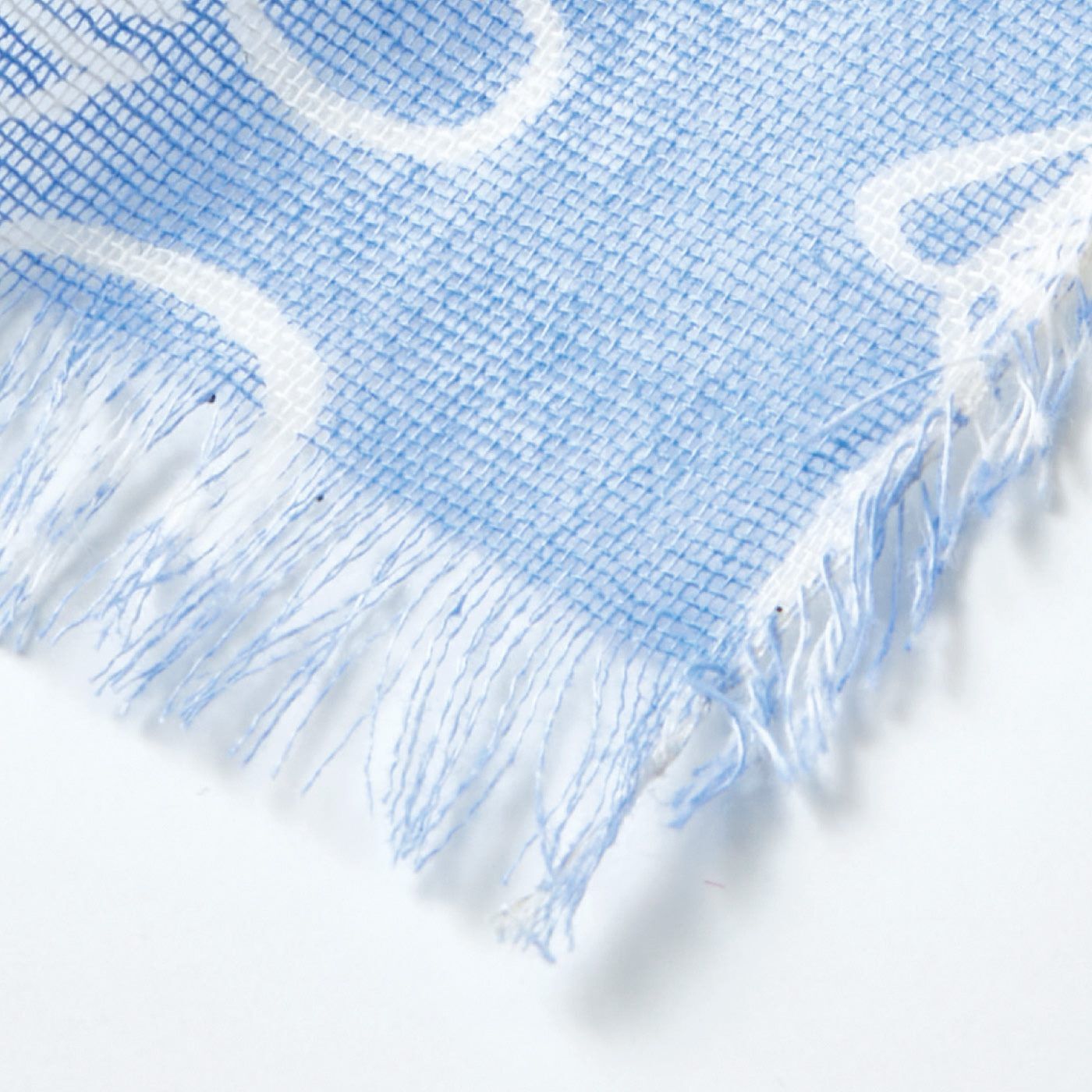 SAANA JA OLLI|サーナ ヤ オッリ　シャトル織機で織り上げた　綿毛のように軽やかなコットン100％ストールの会|生地端にふさが生まれるのは、“からみ織り”ならでは。ほどよいアクセントに。