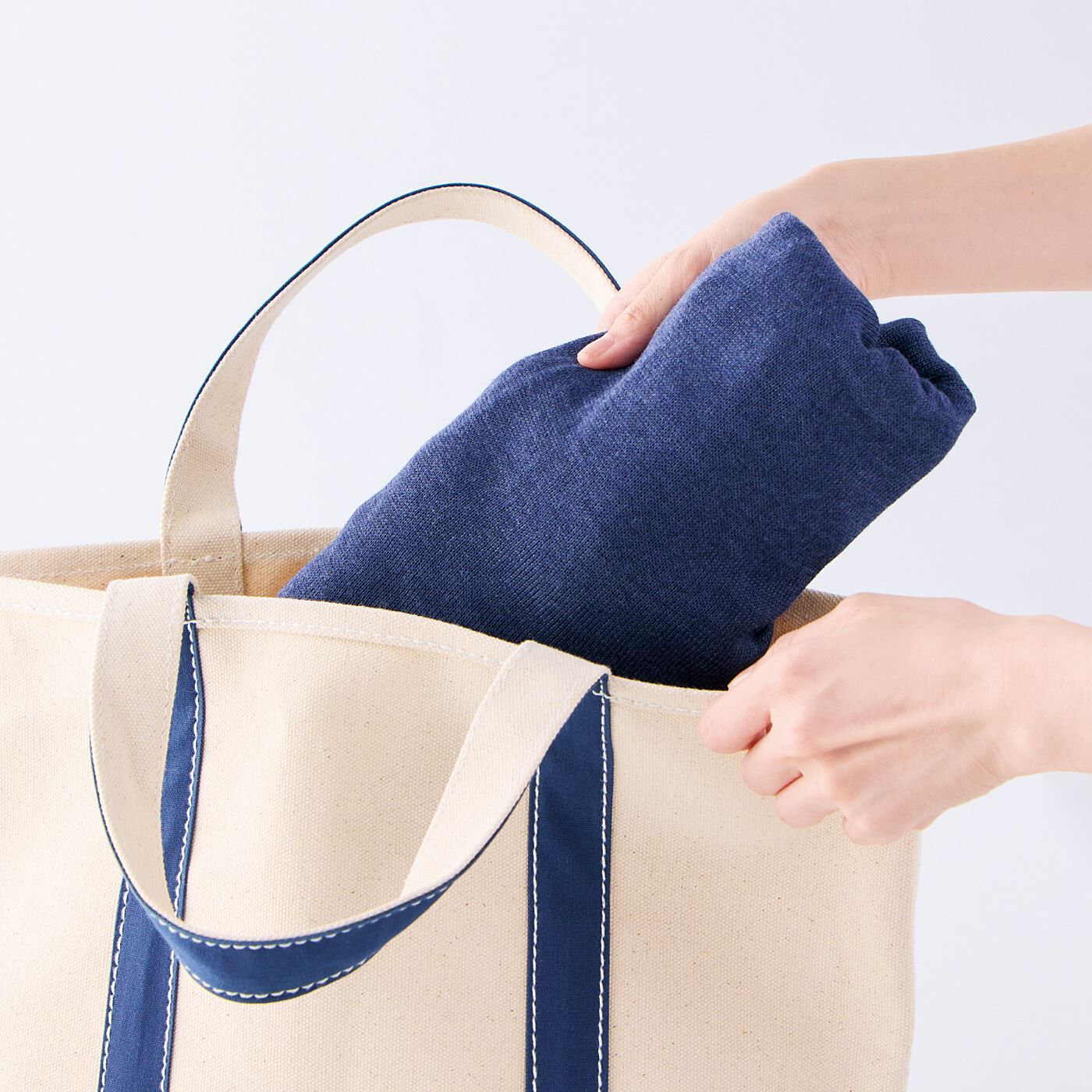 SAANA JA OLLI [サーナヤオッリ]|サーナ ヤ オッリ　重ね着しやすいほどよい厚さ　衿のアレンジを楽しむ　ニットカーディガンの会|コンパクトにたためるので、出先や旅行にも便利。