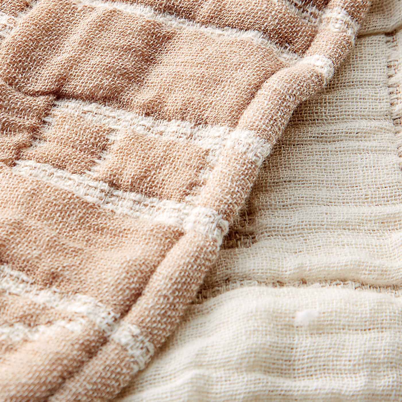 SAANA JA OLLI|サーナ ヤ オッリ　6重ガーゼに織り上げた ふんわりコットンガーゼケット〈ハウス オブ ドリーミング/サンドベージュ〉|日本の職人技が生きる織り　三河木綿という愛知県で有名なしっかり厚みのある織物。職人さんが作っています。裏に反転で柄が現れます。