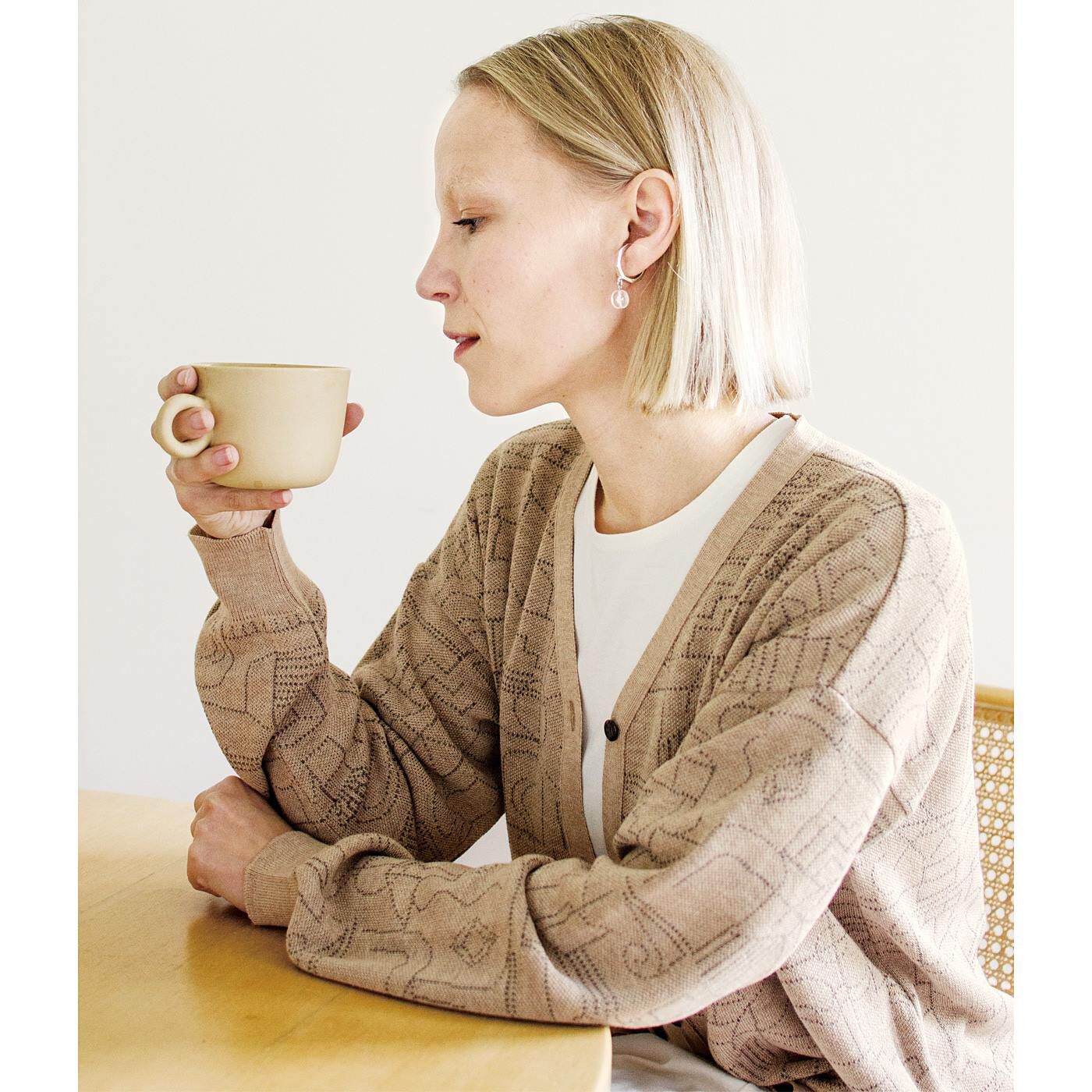 SAANA JA OLLI [サーナヤオッリ]|サーナ ヤ オッリ　定番のVネックにアートをひとさじ　ロングシーズン活躍する　ニットカーディガンの会