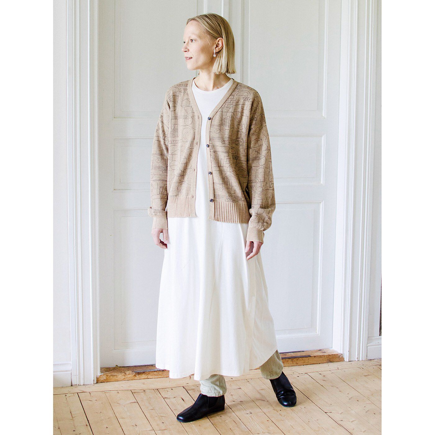 SAANA JA OLLI [サーナヤオッリ]|サーナ ヤ オッリ　定番のVネックにアートをひとさじ　ロングシーズン活躍する　ニットカーディガンの会|ほどよい厚みなので、春先まで活躍します。