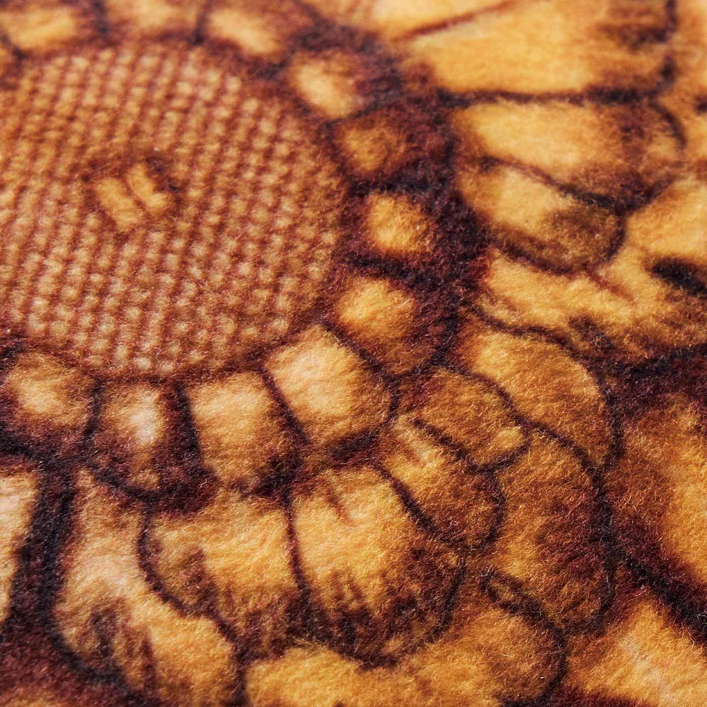 ミュージアム部|正倉院展×ミュージアム部　吉祥の花文が立ち上がる刻彫梧桐金銀絵花形合子ポーチ|金泥や銀泥を使った模様をふんわりとした生地にプリント。