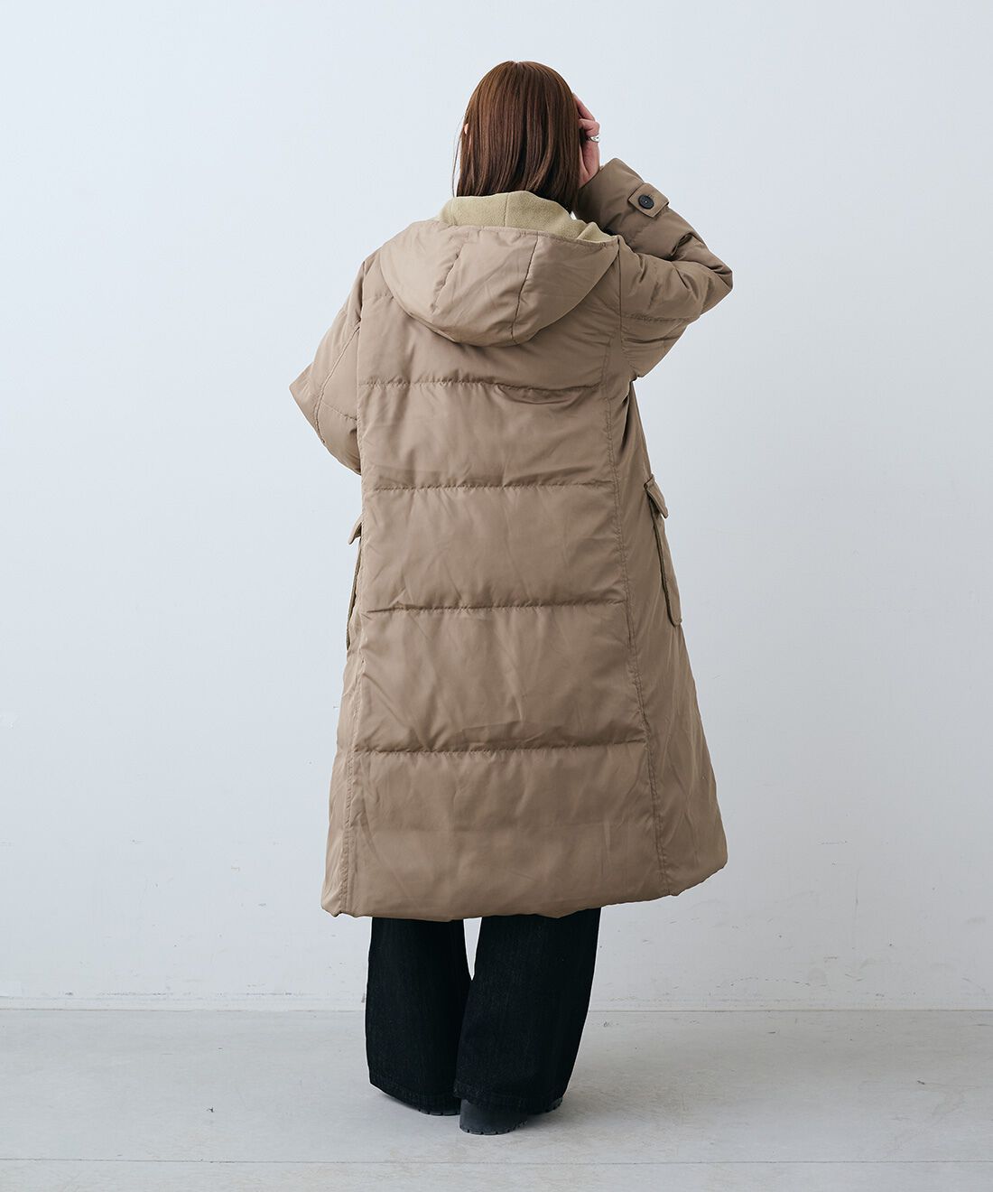 Live in  comfort|くぼっち★ 撥水 ロング ダッフル ダウン コート カフェオレベージュ ブラウン 茶色と切り替えデザインで着映え洗えるニット〈ピンク〉のコーディネート