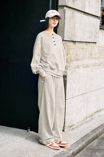 フェリシモファッションニュース | ヘンリーネック スウェット〈グレージュ〉