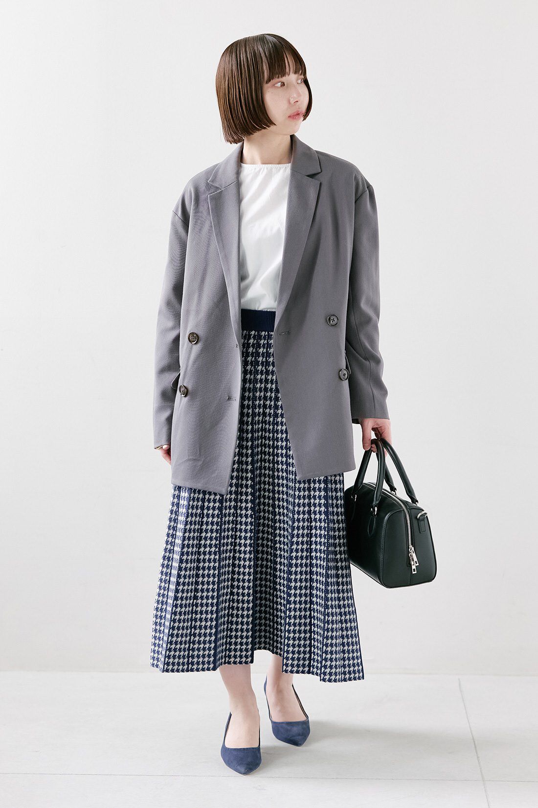 IEDIT|小森美穂子さんコラボ ゆるシルエット こなれ見え ジャケット〈チャコールグレー〉とバウンシーニットベスト ボリュームスリーブブラウス きれいめセット〈ブラック×ホワイト〉と着まわし便利 ニットトップス ジャカードスカート ベストバランスセット〈ネイビー〉のコーディネート|【着用サイズ】ジャケット：S　トップス：S　スカート：SP
