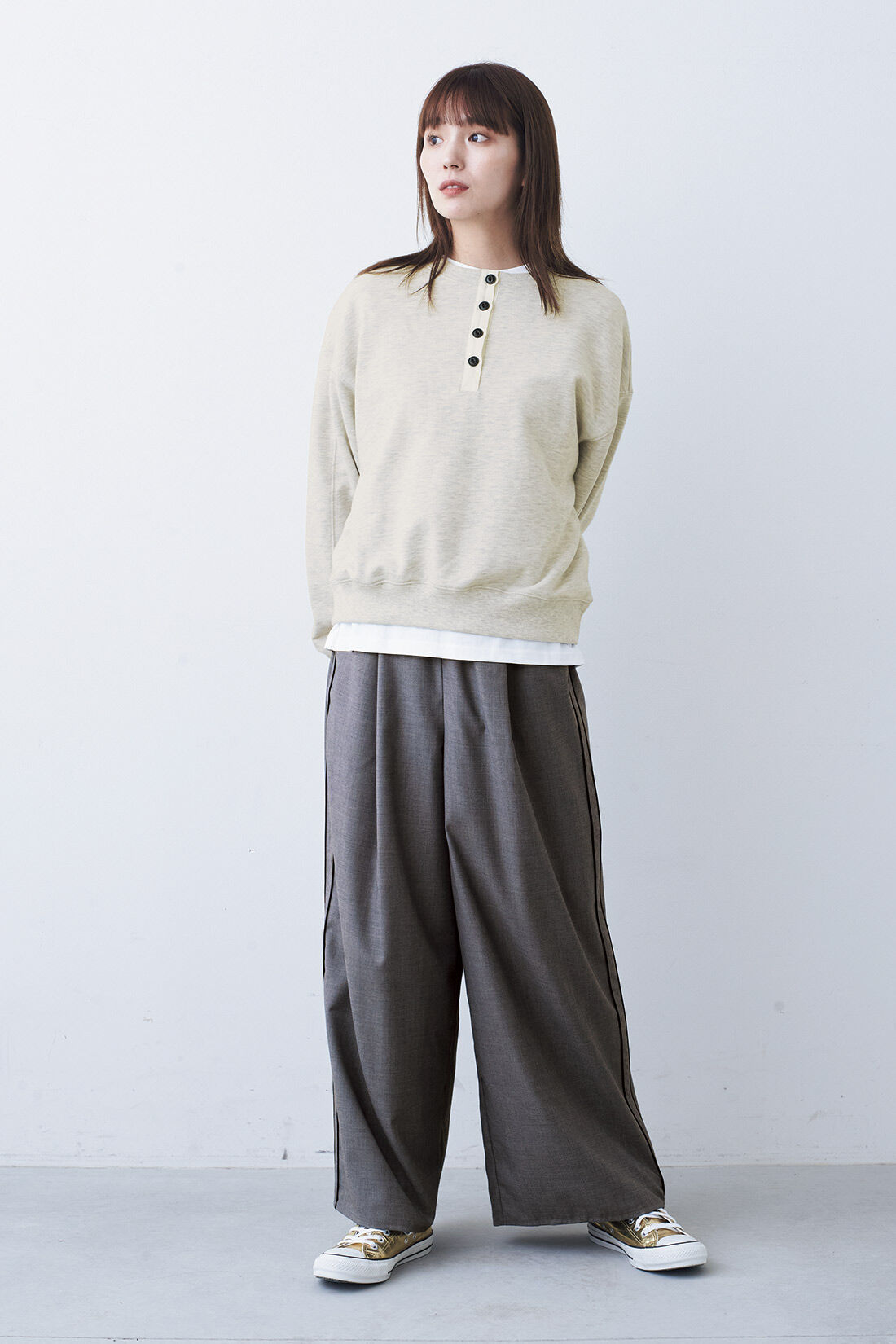MonthlyBOX|ヘンリーネックスウェット〈グレージュ〉|モデル身長：168cm　Mサイズ着用