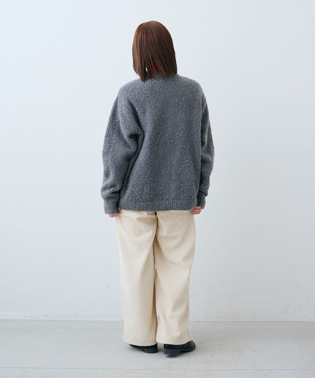 Live in comfort［リブインコンフォート］|メロウで華やぎ　綿混タートルネック〈ＲＤ〉と裏ボア ライト コーデュロイ パンツ 白 アイボリーのコーディネート