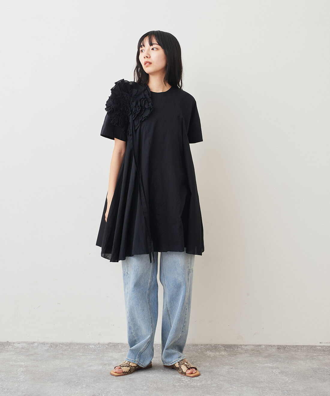 フェリシモファッションニュース|AAYUSHI フラワーモチーフアシメヘムチュニック　SFN0270【WEB LIMITED ITEMS】|モデル身長：163cm