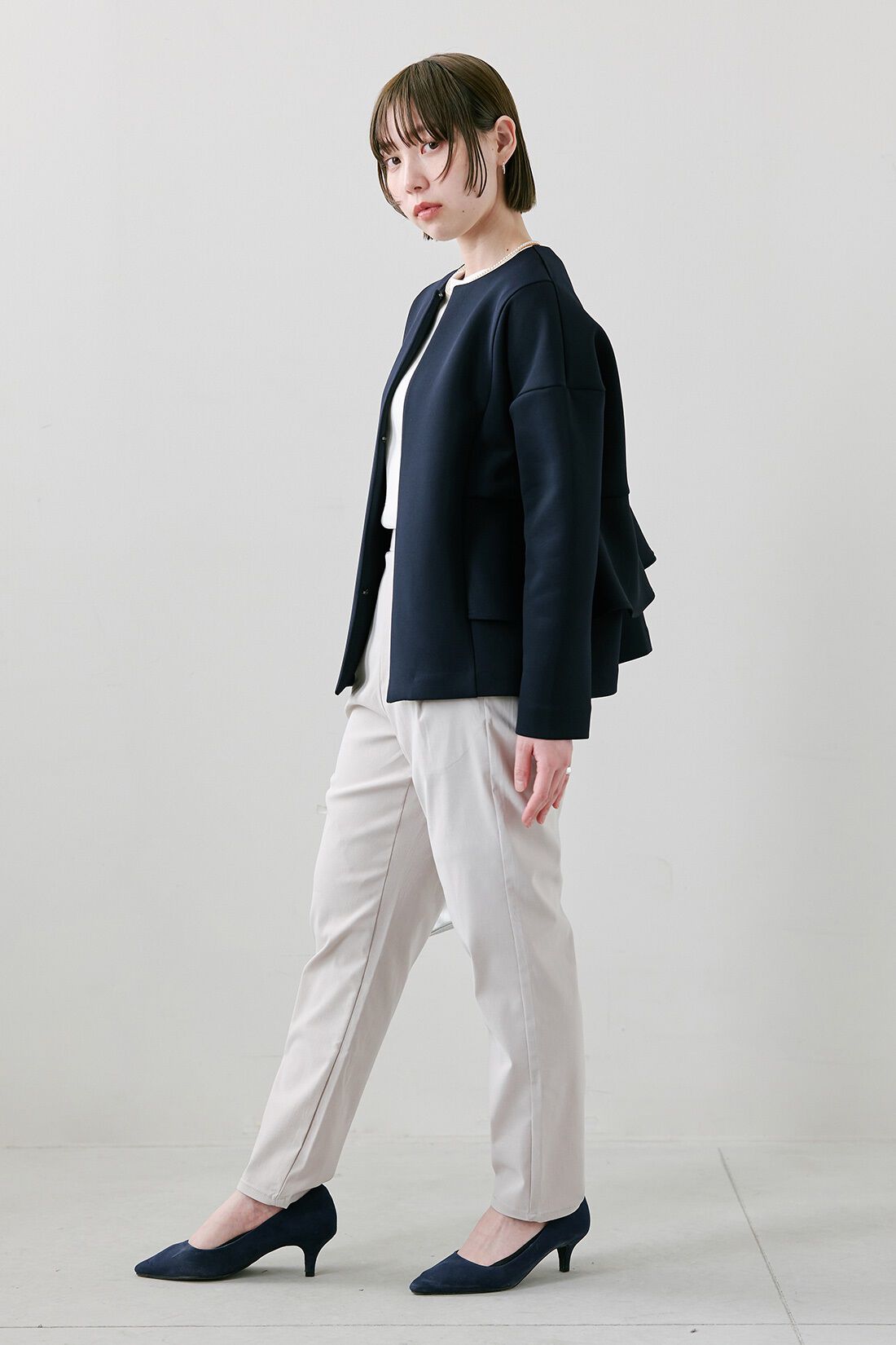 フェリシモファッションニュース|後ろフリル 大人の華やぎ 伸びやか カーデライク ジャケット 〈ネイビー〉と吸湿 発熱 コットン ほか綿 Ｔシャツ 白と接触冷感 UV エアノビ テーパードパンツ 〈オイスターホワイト〉のコーディネート