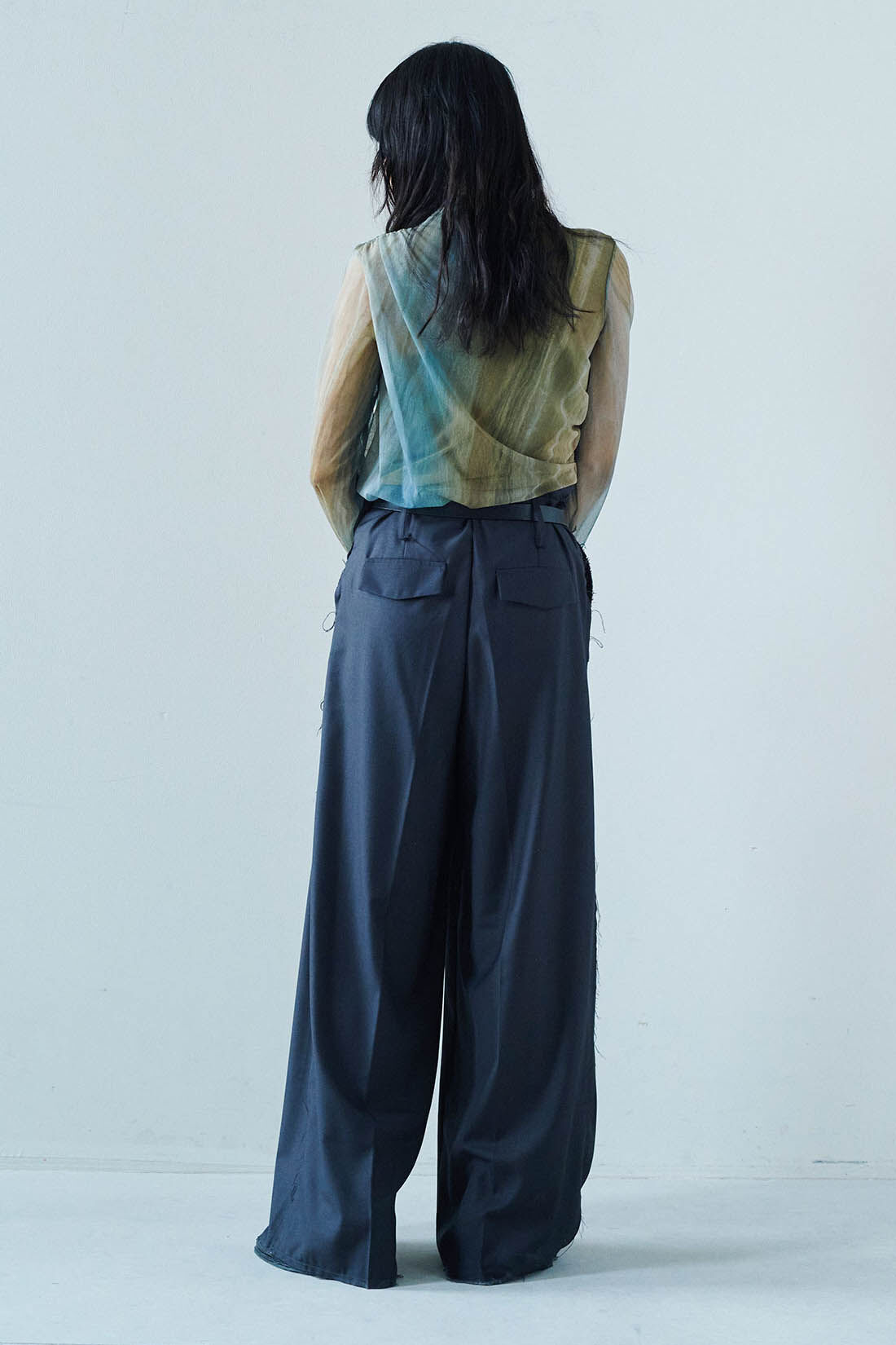 フェリシモファッションニュース|韓国セレクト REPELLER 切りっぱなしスラックス〈ダークチャコール〉|モデル身長：163cm　着用サイズ：2