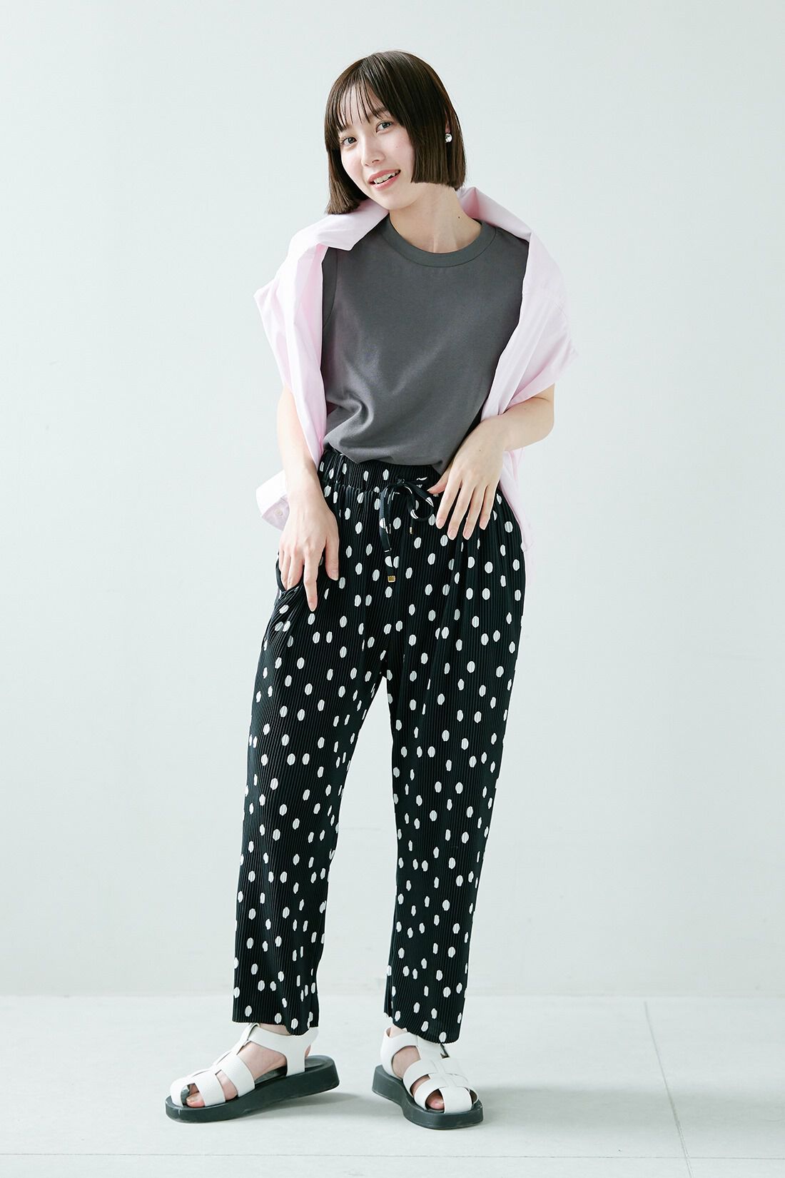 フェリシモファッションニュース|隠してくれる コットン タンクトップの会とテーパード プリーツ ドット パンツ〈黒〉のコーディネート|【着用サイズ】シャツ：M　トップス：M　パンツ：SP
