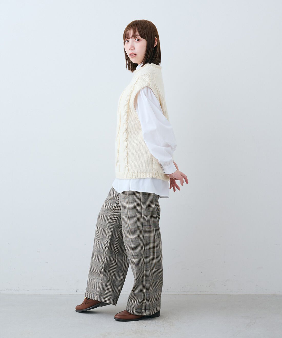 Live in  comfort|華やぎ首もとフリルブラウス〈ホワイト〉とぬくぬくしあわせな裏ボアライトチェック柄ワイドパンツ〈モカブラウン〉のコーディネート