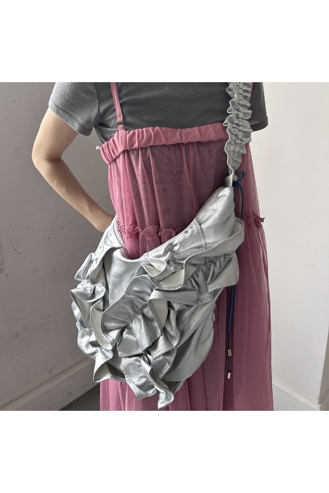 フェリシモファッションニュース|CASSELINI　ボリュームフリルビッグショルダーバッグ【WEB LIMITED ITEMS】