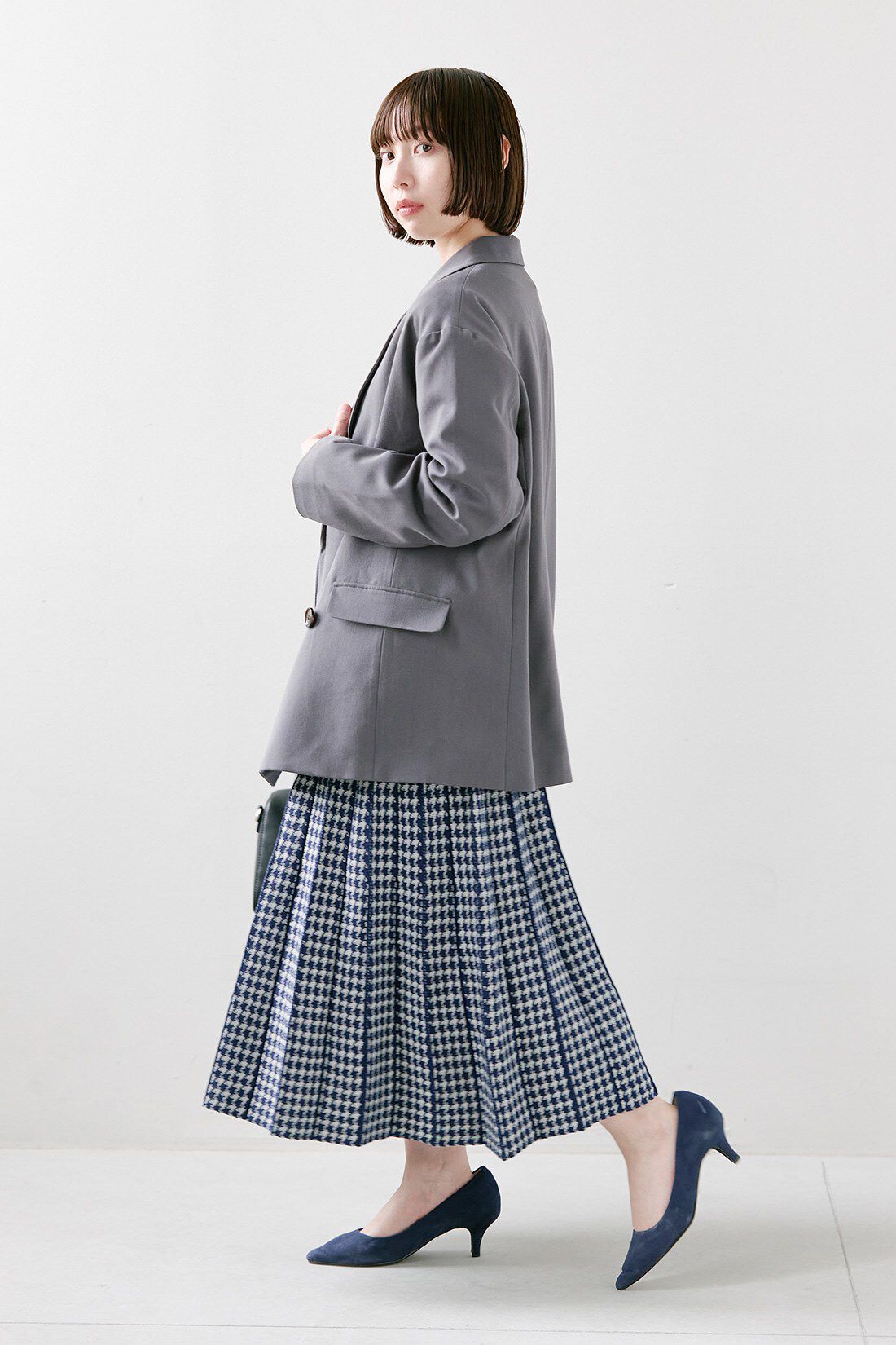 IEDIT|小森美穂子さんコラボ ゆるシルエット こなれ見え ジャケット〈チャコールグレー〉とバウンシーニットベスト ボリュームスリーブブラウス きれいめセット〈ブラック×ホワイト〉と着まわし便利 ニットトップス ジャカードスカート ベストバランスセット〈ネイビー〉のコーディネート|【着用サイズ】ジャケット：S　トップス：S　スカート：SP