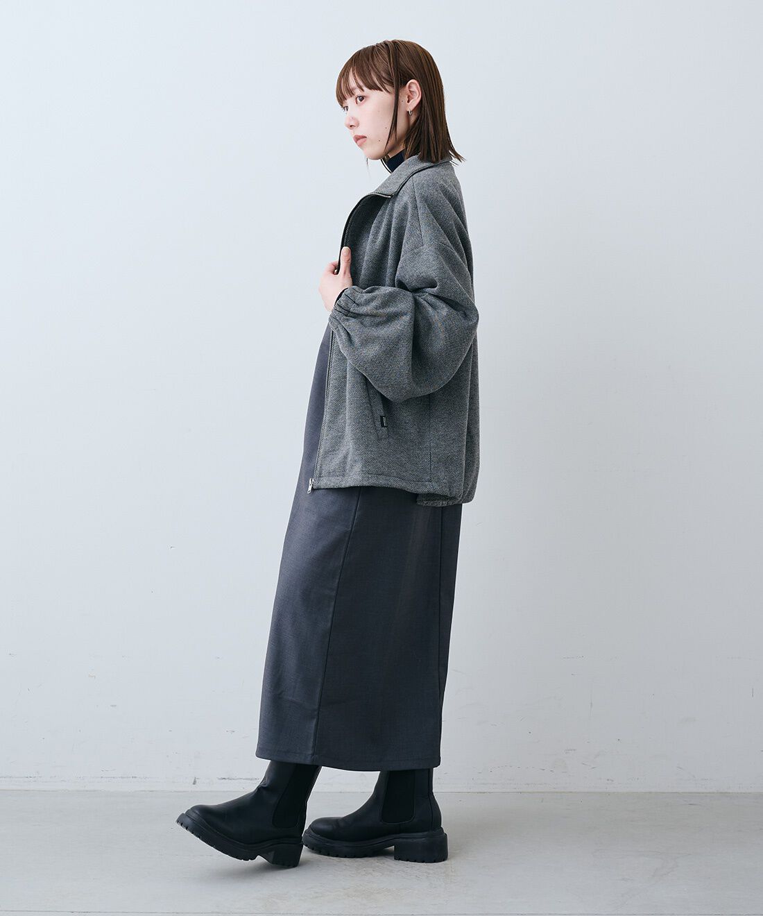 THREE FIFTY STANDARD［スリーフィフティースタンダード］|ヘリンボーン柄のブルゾン〈グレー〉と日本製コットン100％ リブ タートルのコーディネート